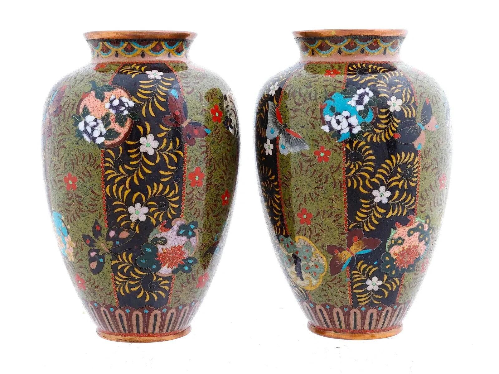 Pareja De Jarrones Japoneses Antiguos Meiji De Cloisonné Esmaltado Mariposa en Bueno estado para la venta en New York, NY