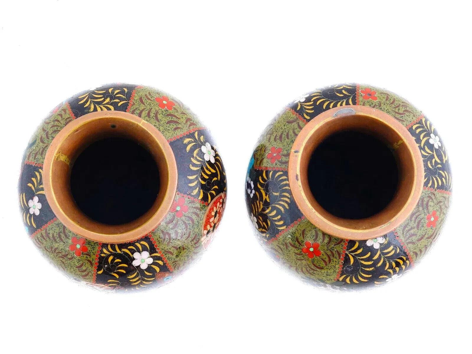 Pareja De Jarrones Japoneses Antiguos Meiji De Cloisonné Esmaltado Mariposa siglo XX en venta
