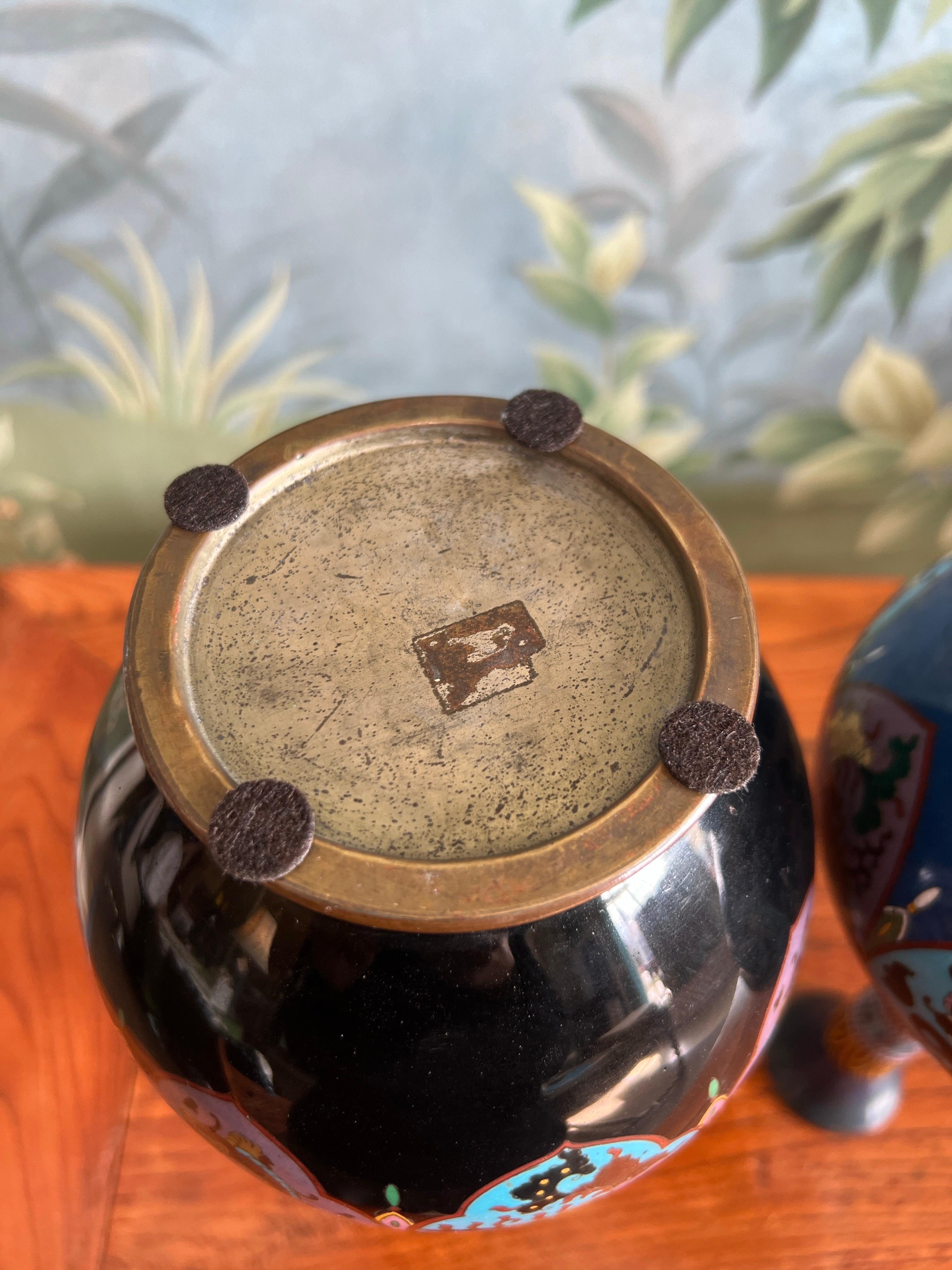 Pair of Meiji Era early 20th Century Bottle Shape Cloisonné Vases in vendita 4