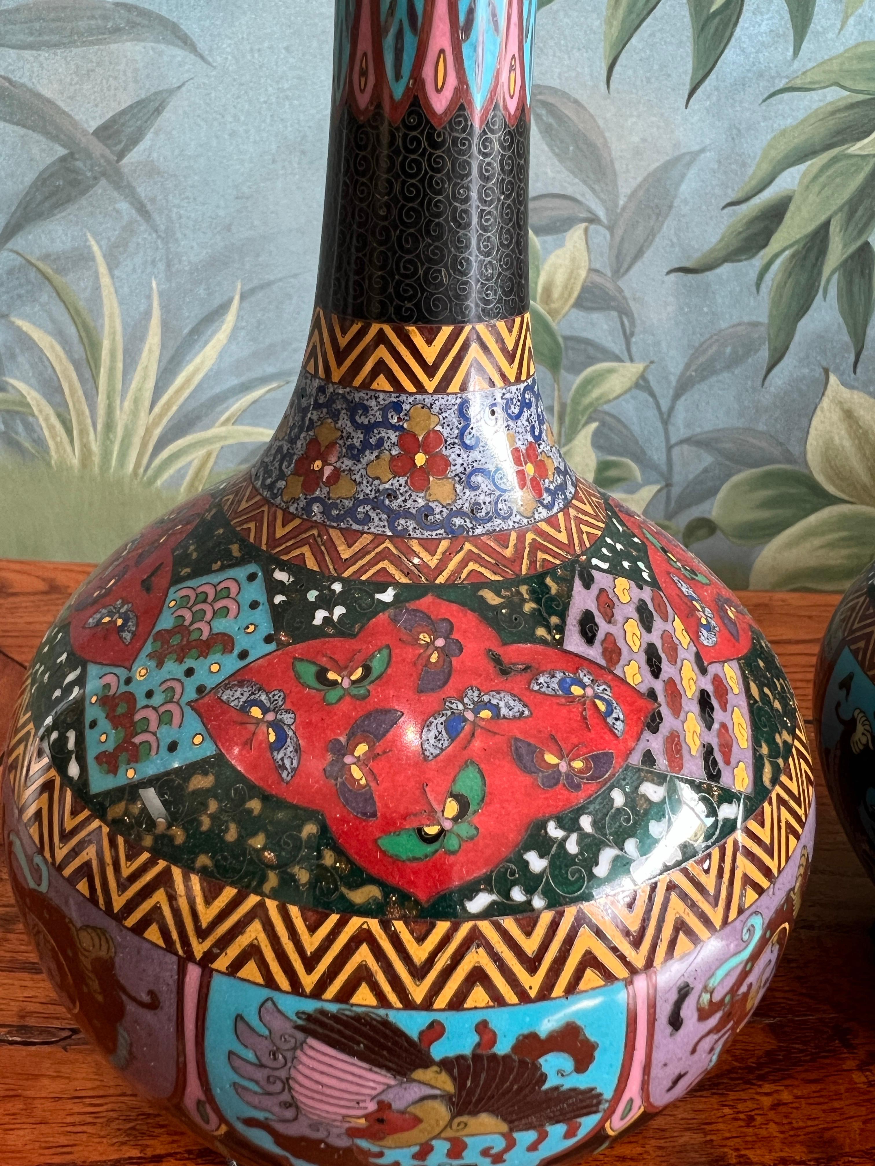 Pair of Meiji Era early 20th Century Bottle Shape Cloisonné Vases in vendita 6