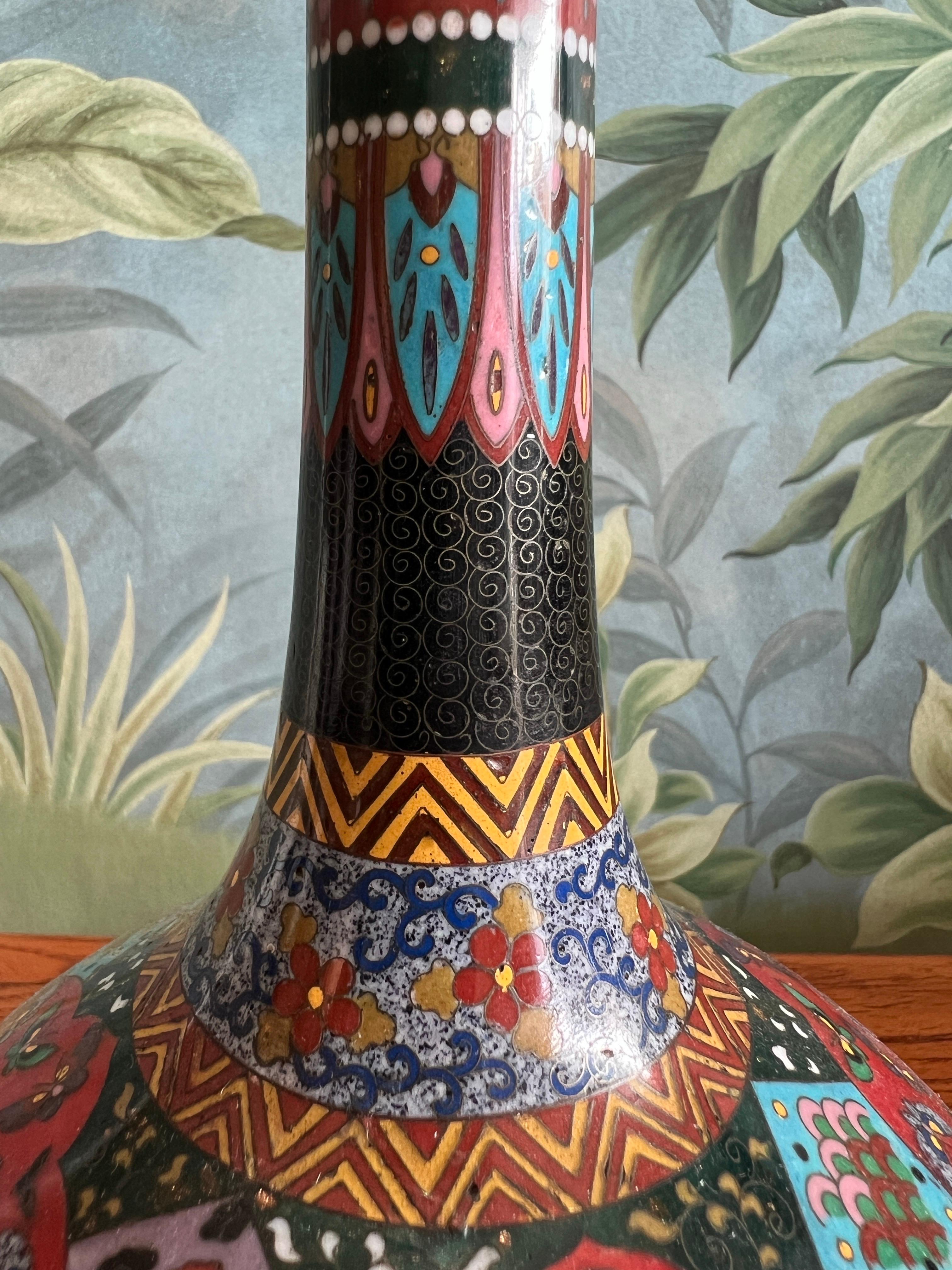 Pair of Meiji Era early 20th Century Bottle Shape Cloisonné Vases in vendita 8