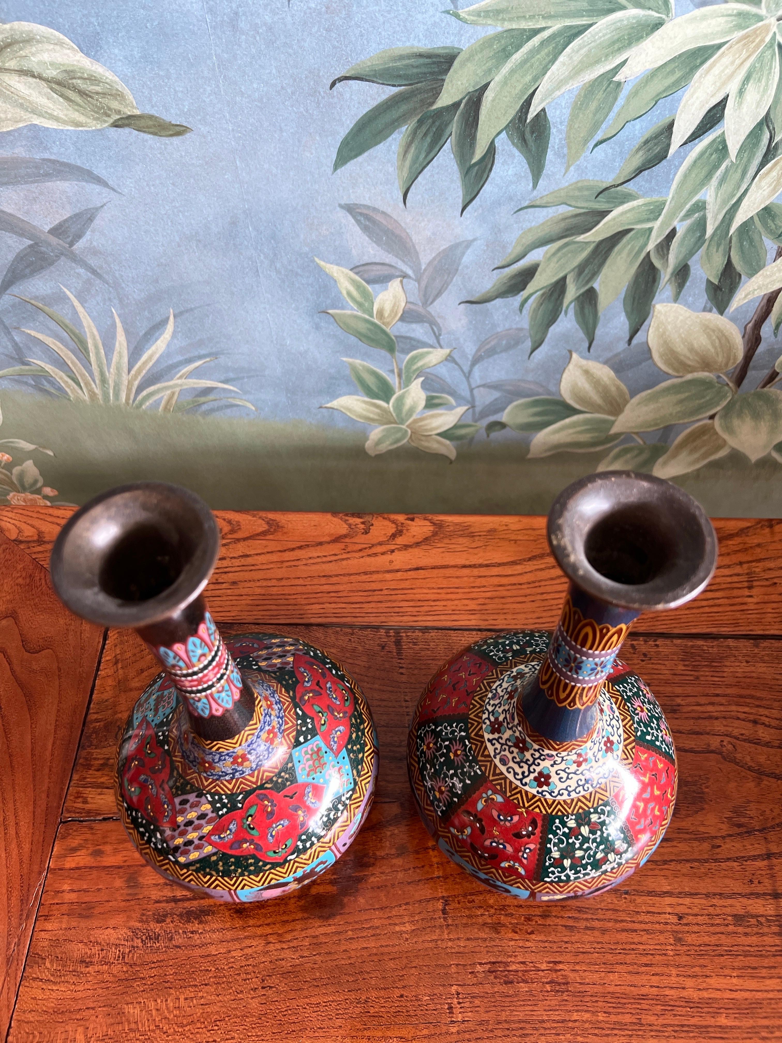 Giapponese Pair of Meiji Era early 20th Century Bottle Shape Cloisonné Vases in vendita