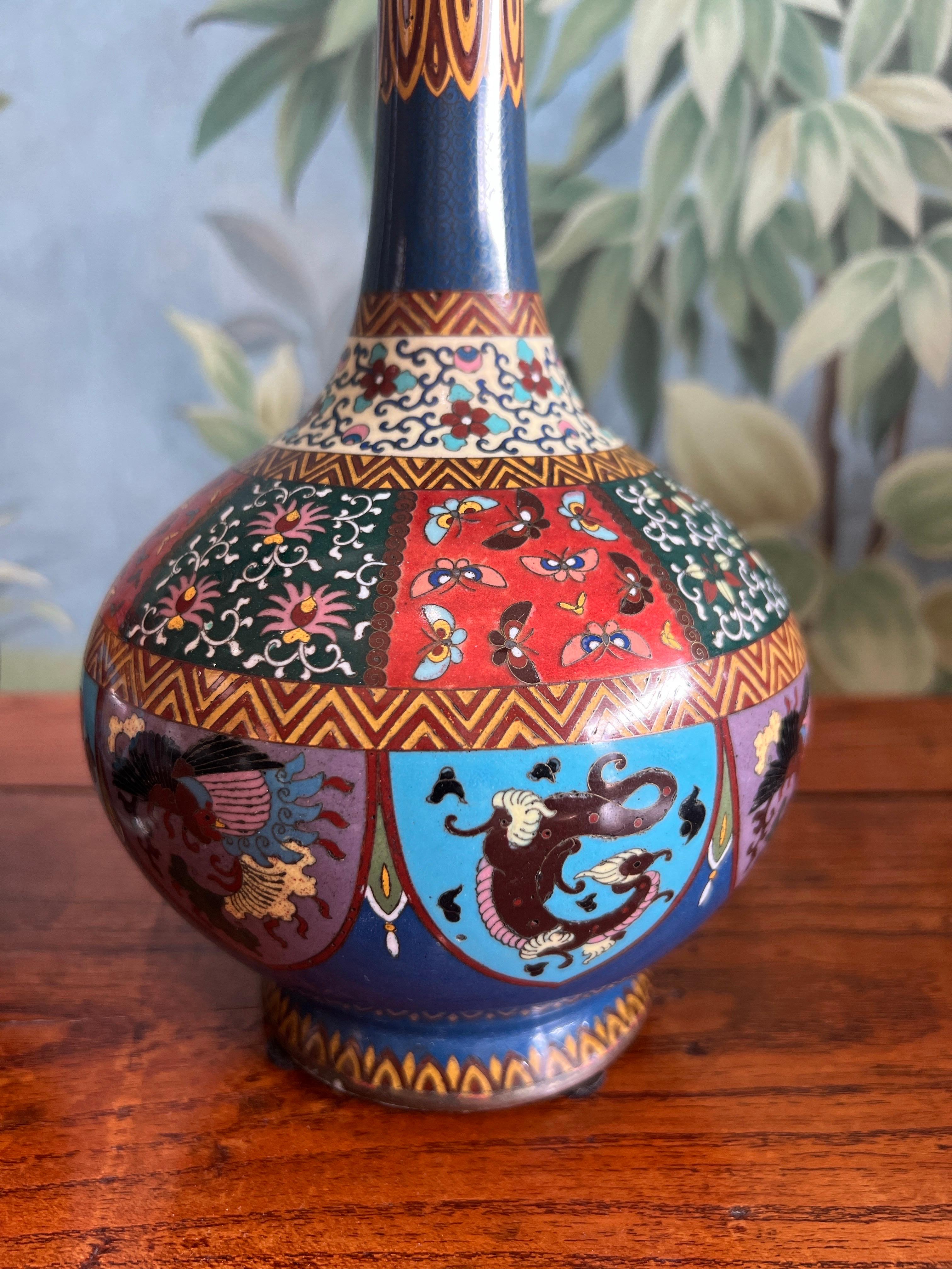 XX secolo Pair of Meiji Era early 20th Century Bottle Shape Cloisonné Vases in vendita