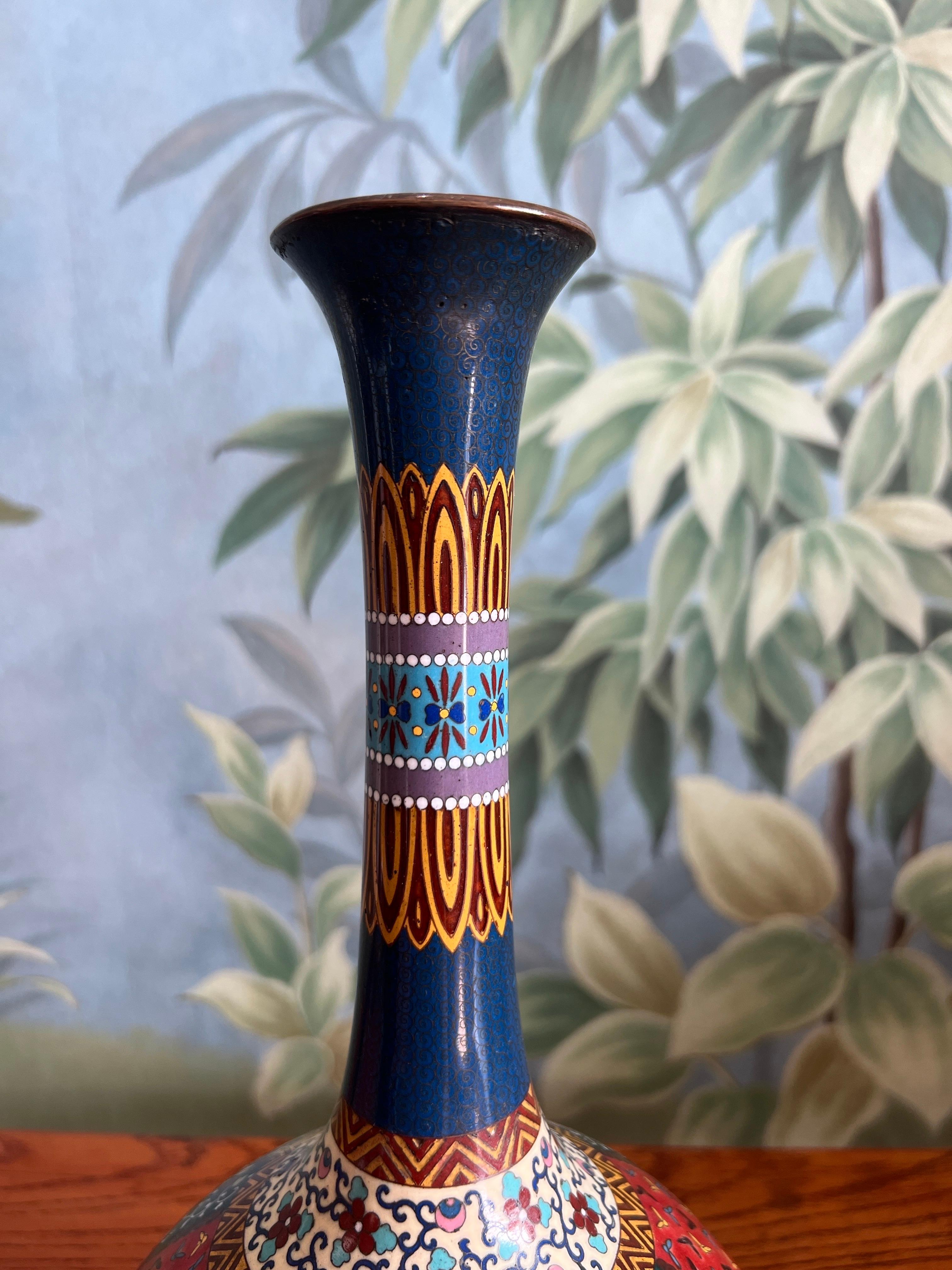 Metallo Pair of Meiji Era early 20th Century Bottle Shape Cloisonné Vases in vendita