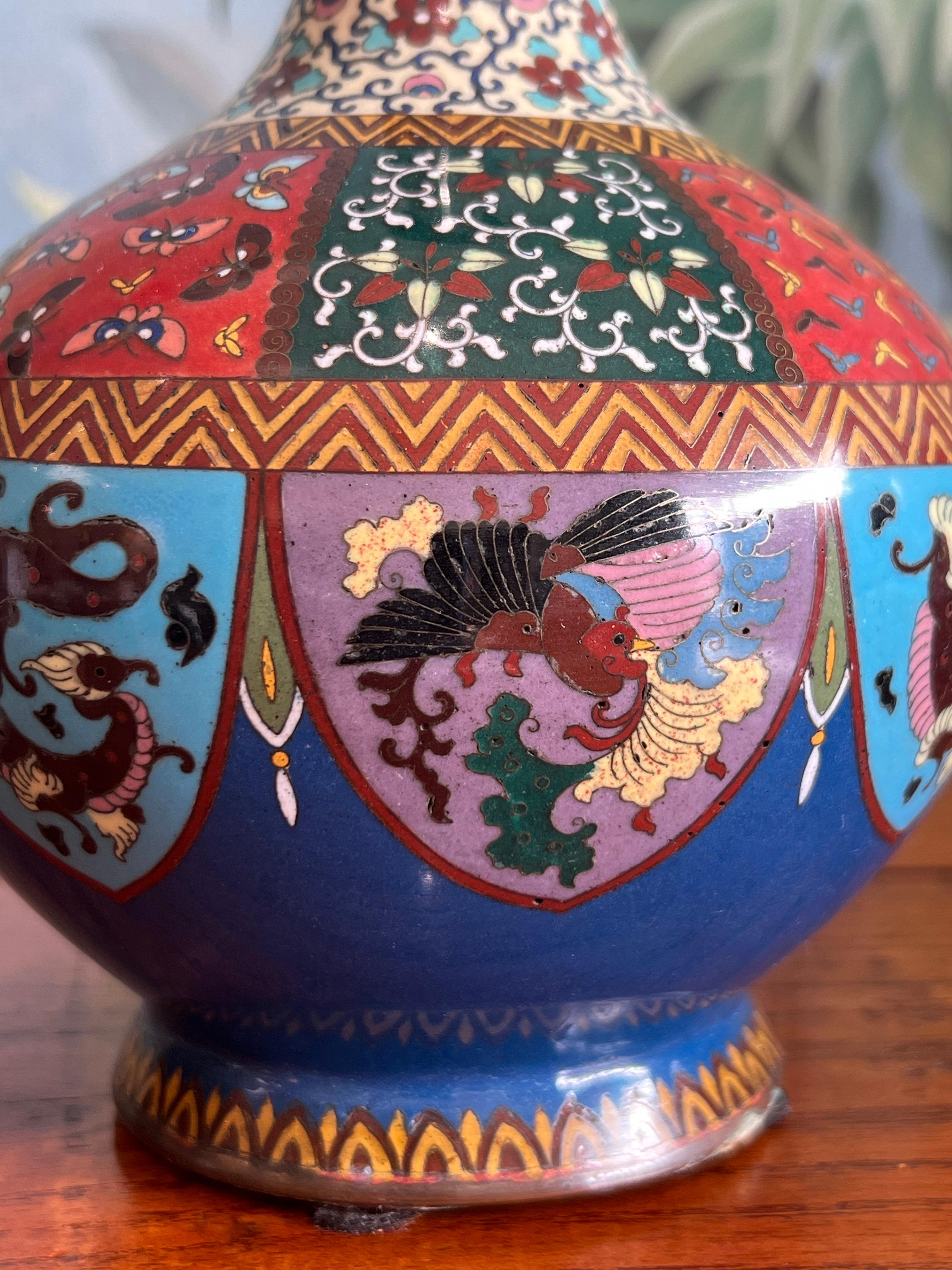 Pair of Meiji Era early 20th Century Bottle Shape Cloisonné Vases in vendita 1