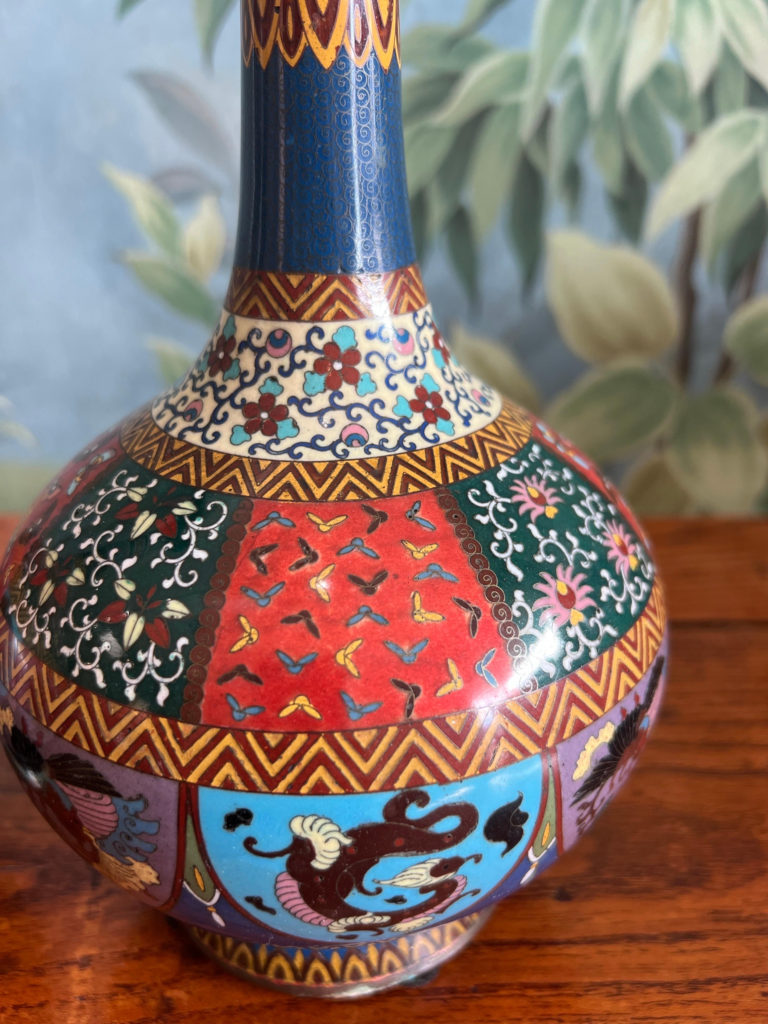 Pair of Meiji Era early 20th Century Bottle Shape Cloisonné Vases in vendita 2