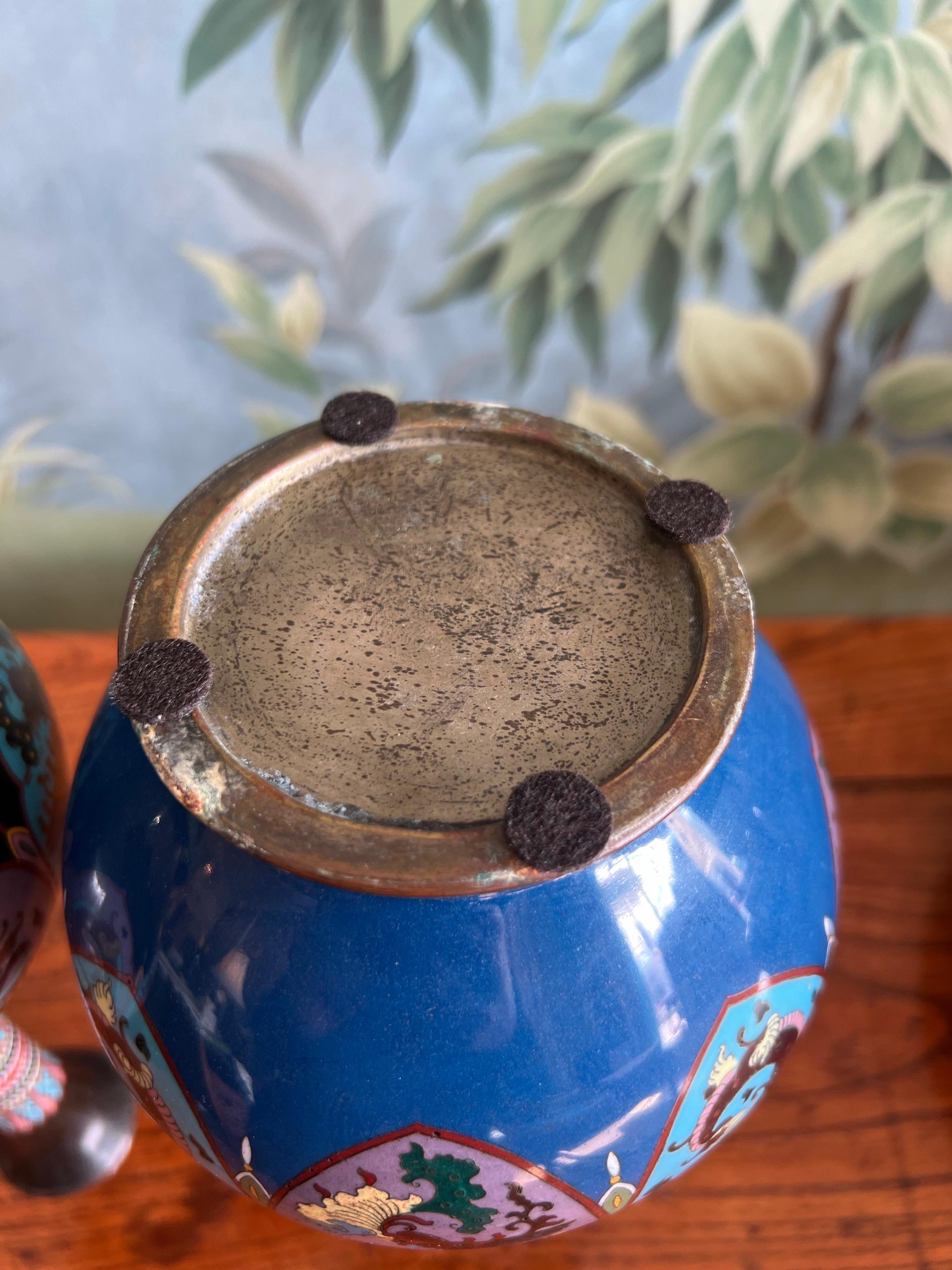 Pair of Meiji Era early 20th Century Bottle Shape Cloisonné Vases in vendita 3