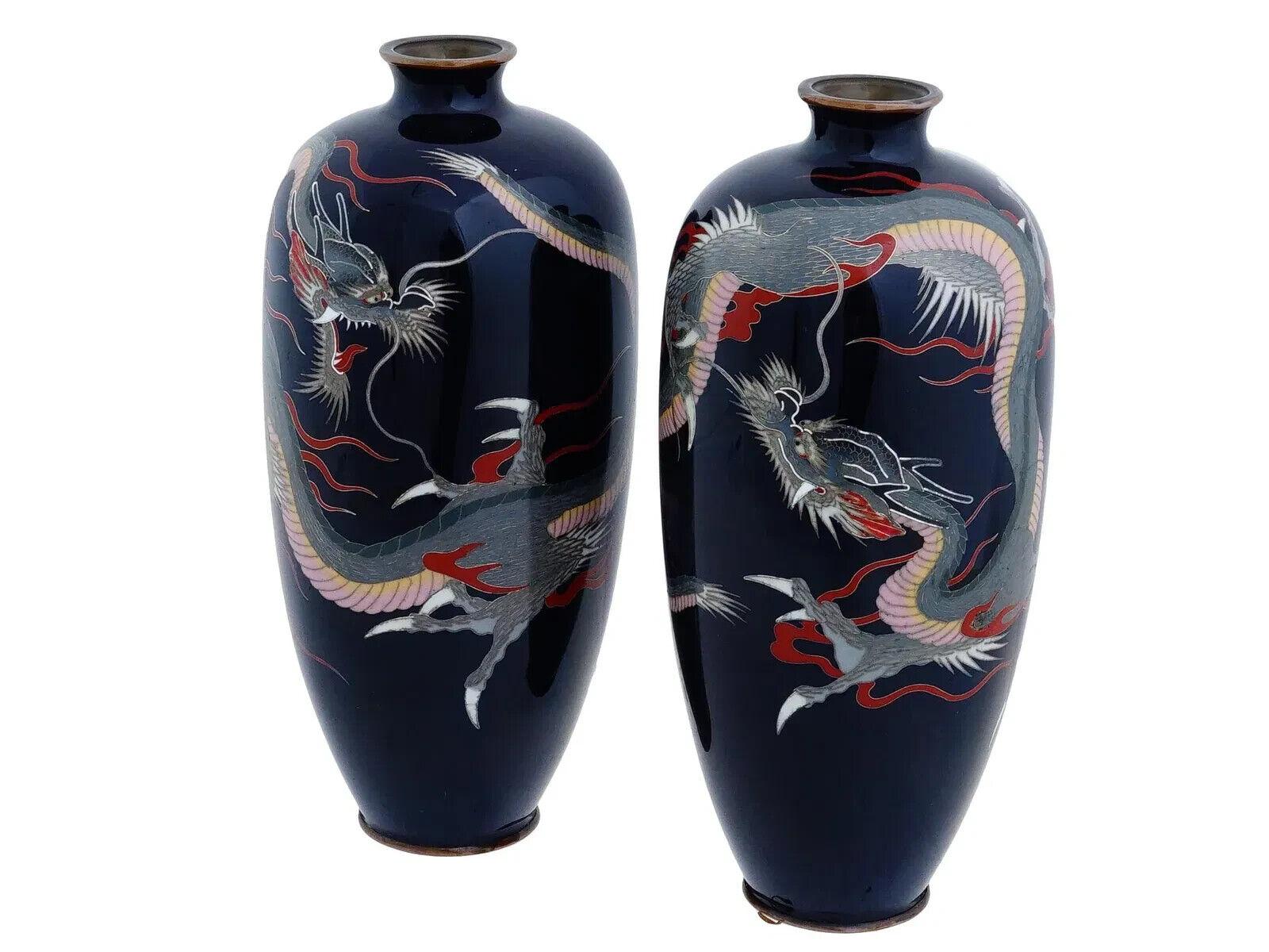 Pareja De Jarrones Japoneses Meiji De Cloisonné Dragones De Alambre De Plata Esmaltados Japonés en venta