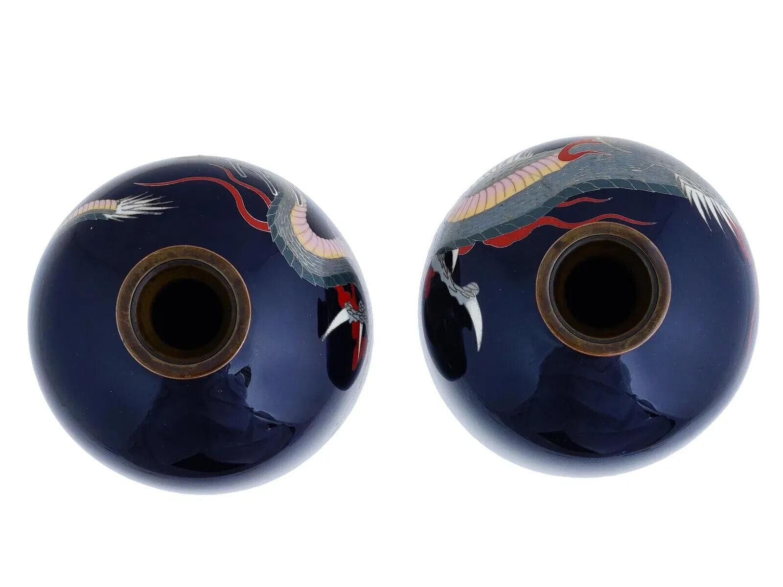 Pareja De Jarrones Japoneses Meiji De Cloisonné Dragones De Alambre De Plata Esmaltados en Bueno estado para la venta en New York, NY