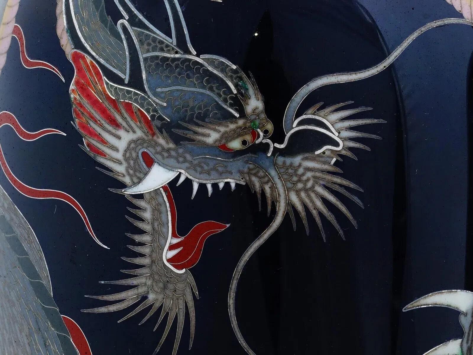 Pareja De Jarrones Japoneses Meiji De Cloisonné Dragones De Alambre De Plata Esmaltados en venta 1