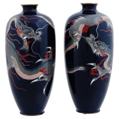 Pareja De Jarrones Japoneses Meiji De Cloisonné Dragones De Alambre De Plata Esmaltados