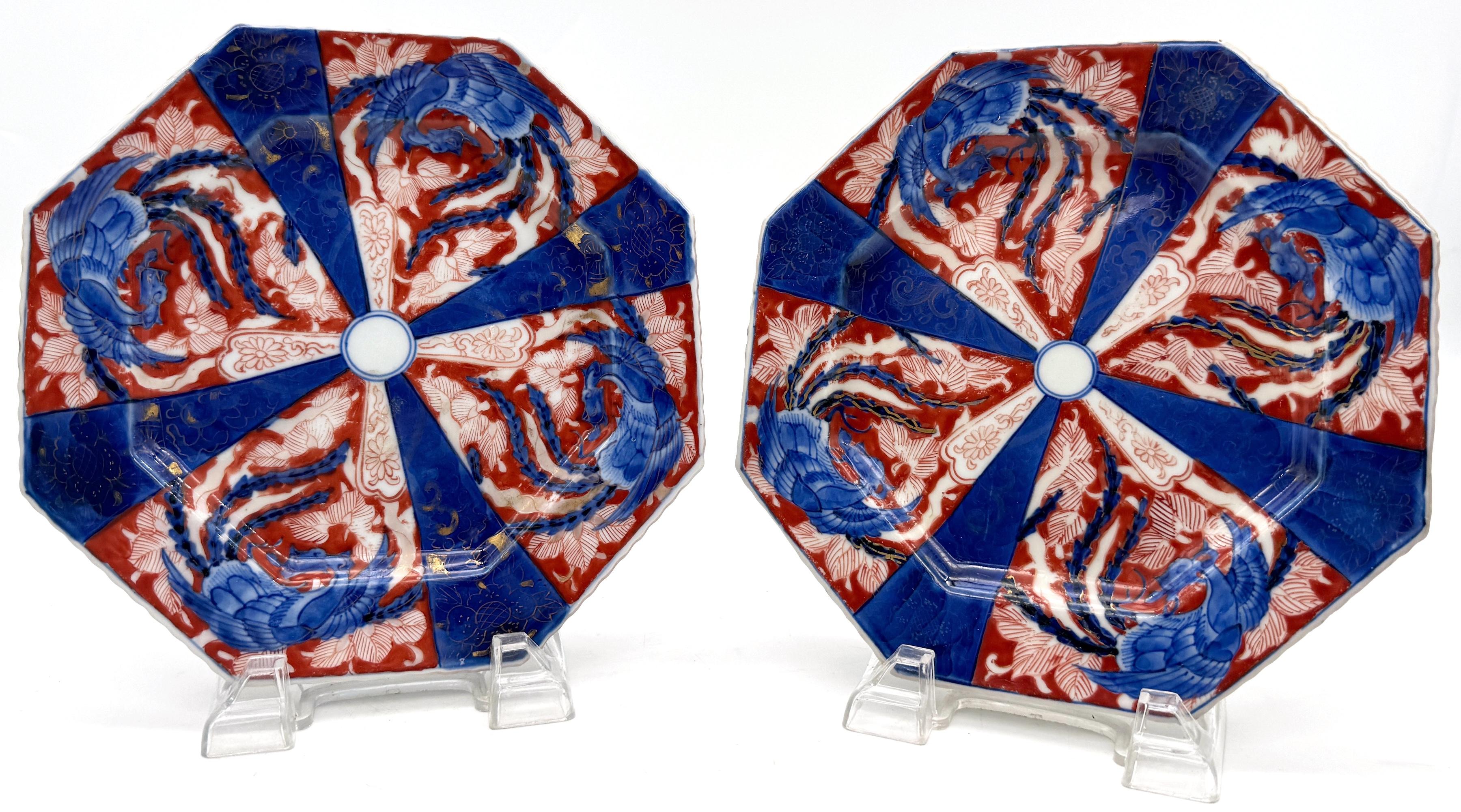 Pareja de Platos Octogonales Fukagawa con Motivo de Fénix Remolino del Periodo Meiji 
Cada uno con Fukagawa Studio Cypher 

Un par de platos octogonales Fukagawa del Periodo Meiji con motivo del Fénix en remolino, difíciles de encontrar. Estos