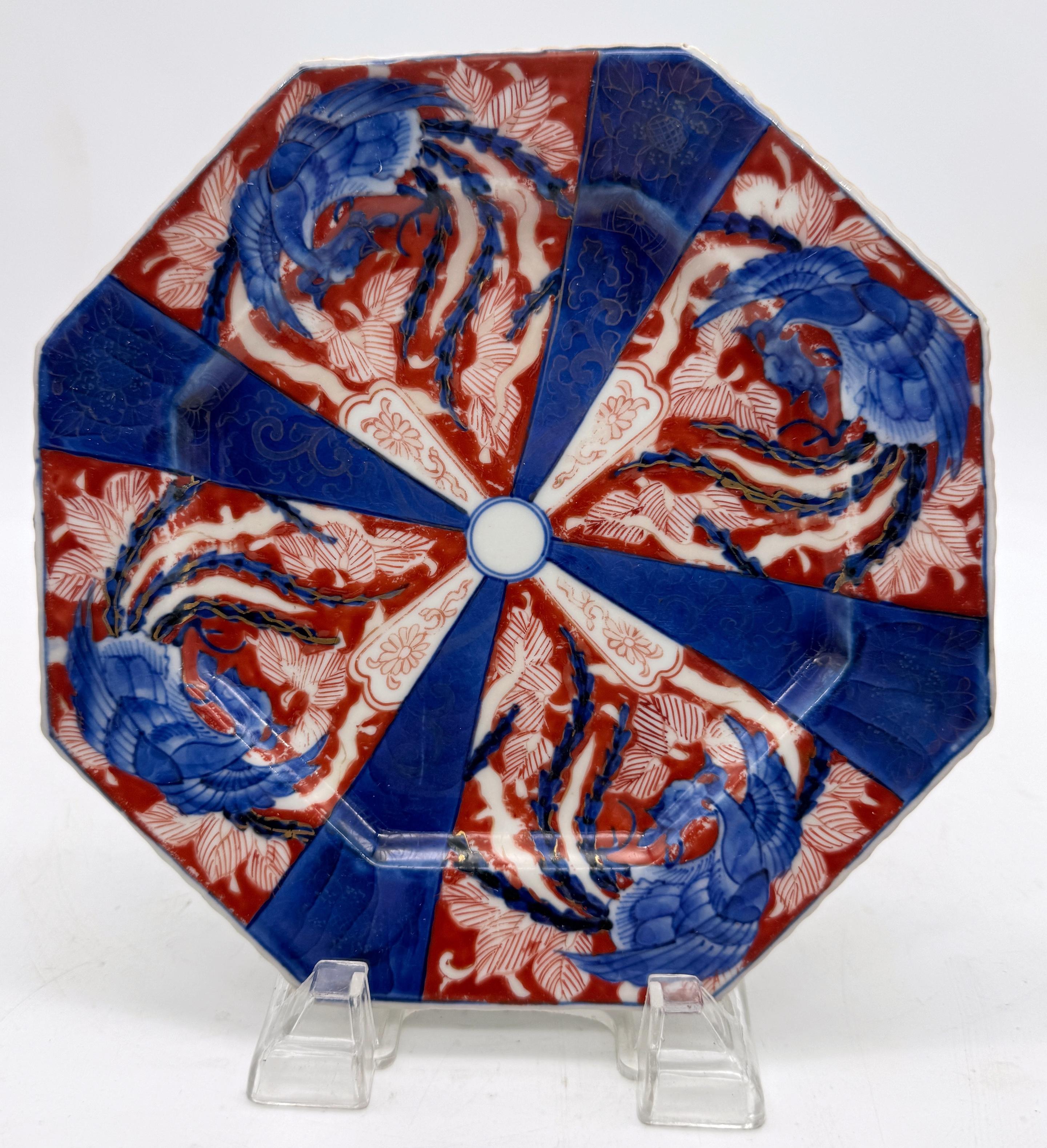 Pareja de Platos Octogonales Fukagawa con Motivo de Fénix Remolino del Periodo Meiji siglo XX en venta