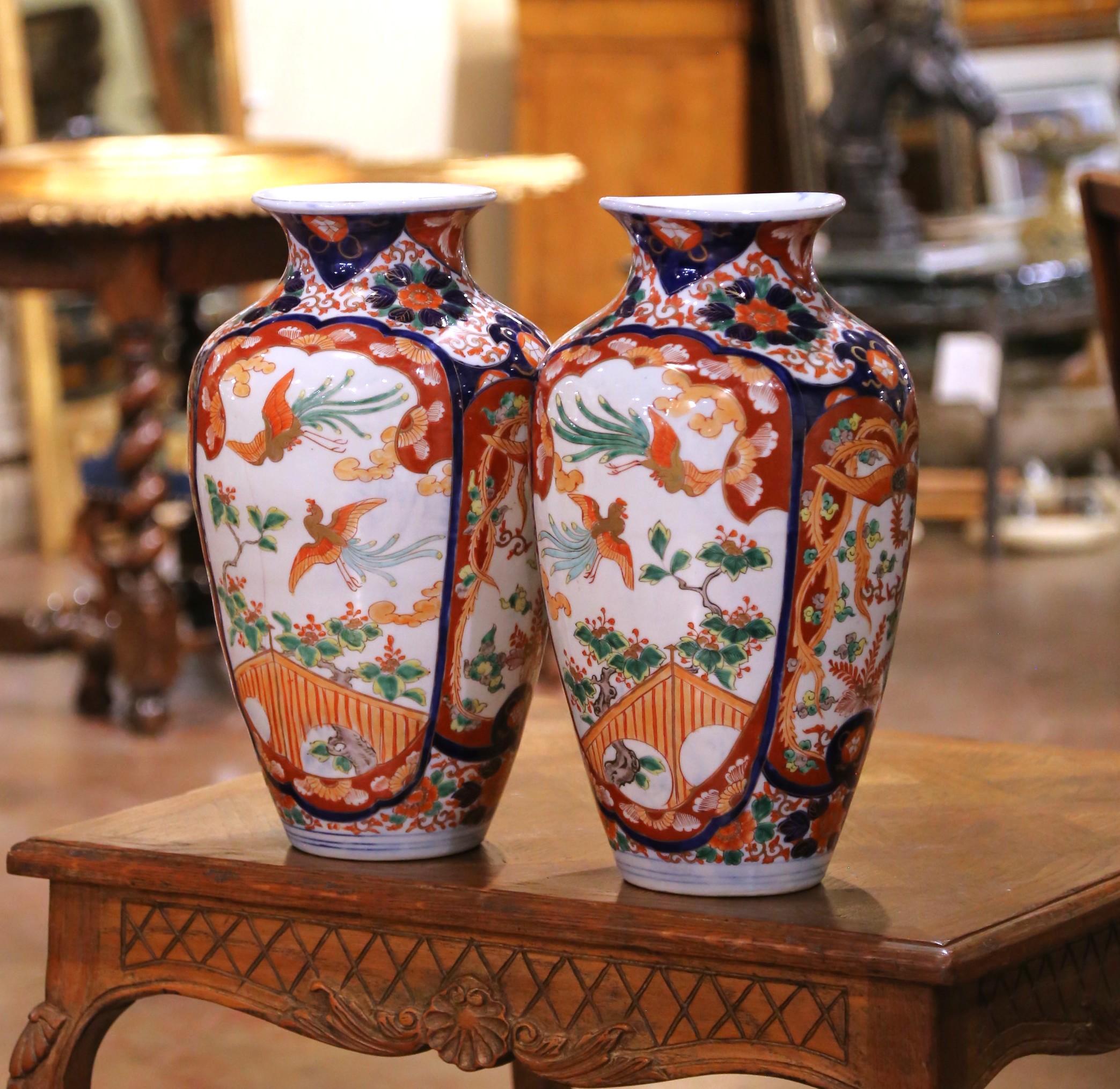 Coppia di vasi in porcellana Imari Porcelain giapponese del periodo Meiji con uccelli canori e fiori in vendita 3