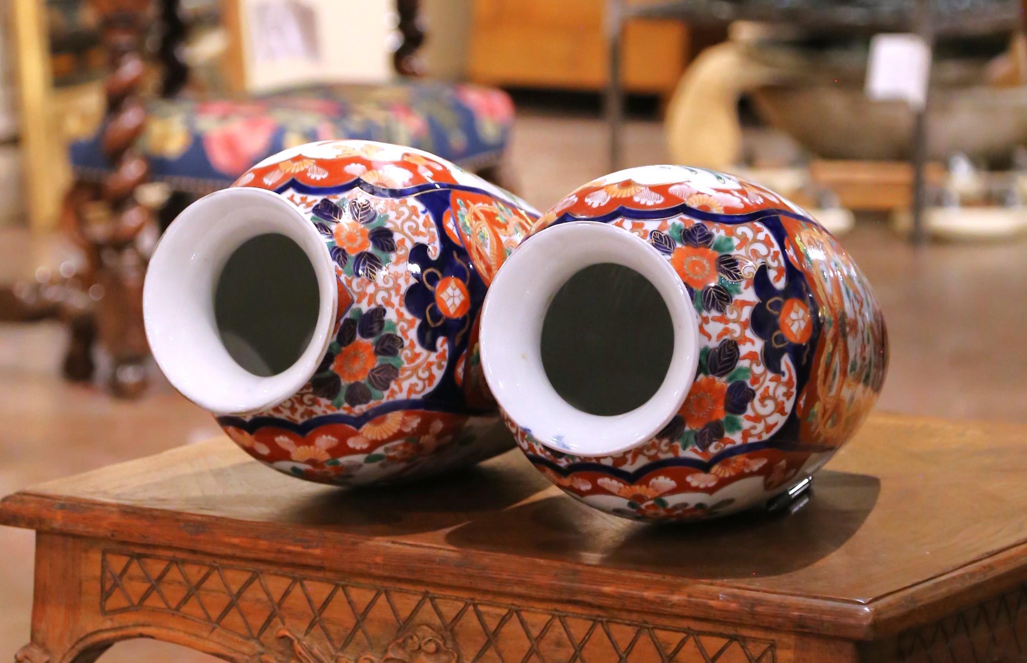 Coppia di vasi in porcellana Imari Porcelain giapponese del periodo Meiji con uccelli canori e fiori in vendita 4