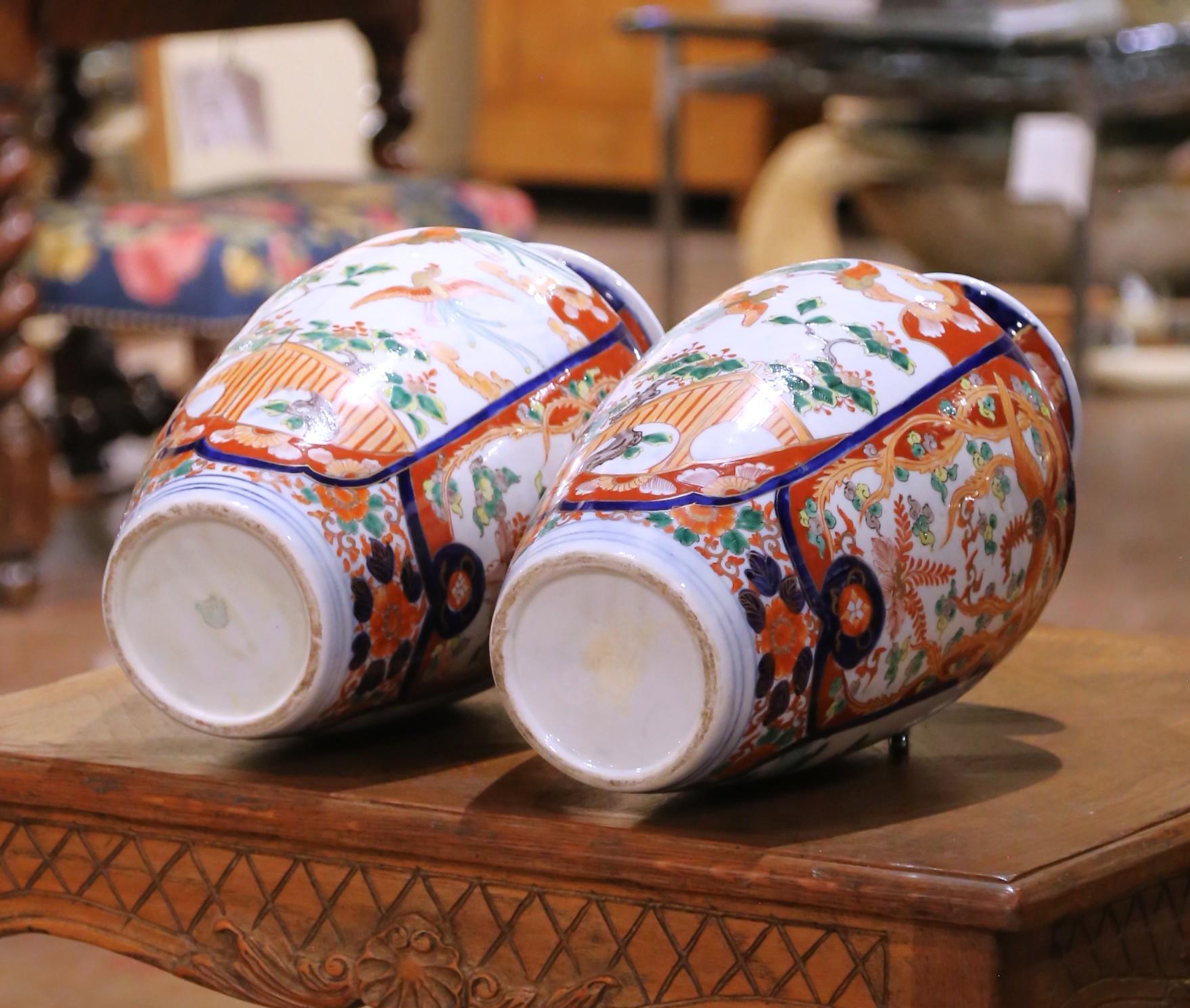 Coppia di vasi in porcellana Imari Porcelain giapponese del periodo Meiji con uccelli canori e fiori in vendita 5