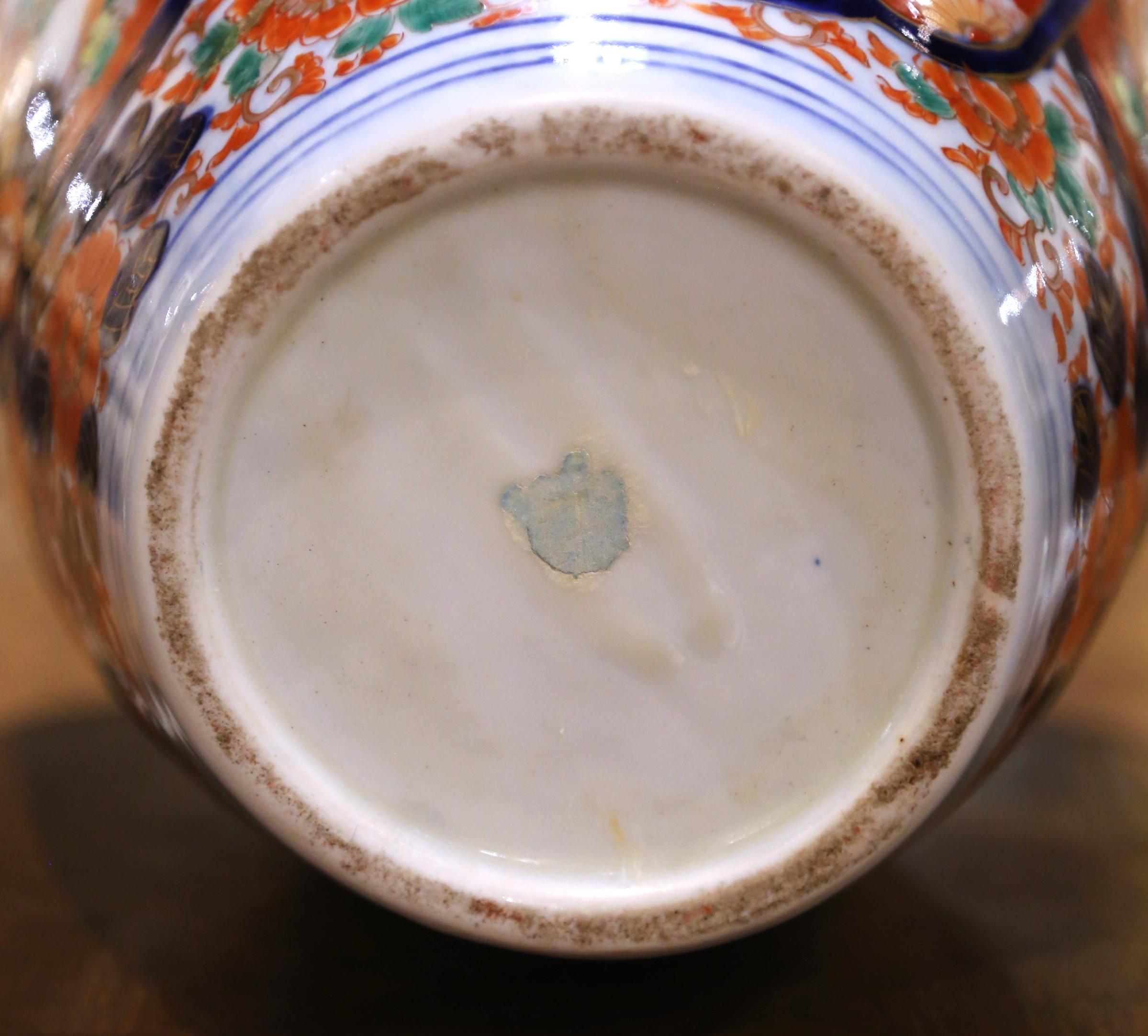 Coppia di vasi in porcellana Imari Porcelain giapponese del periodo Meiji con uccelli canori e fiori in vendita 6