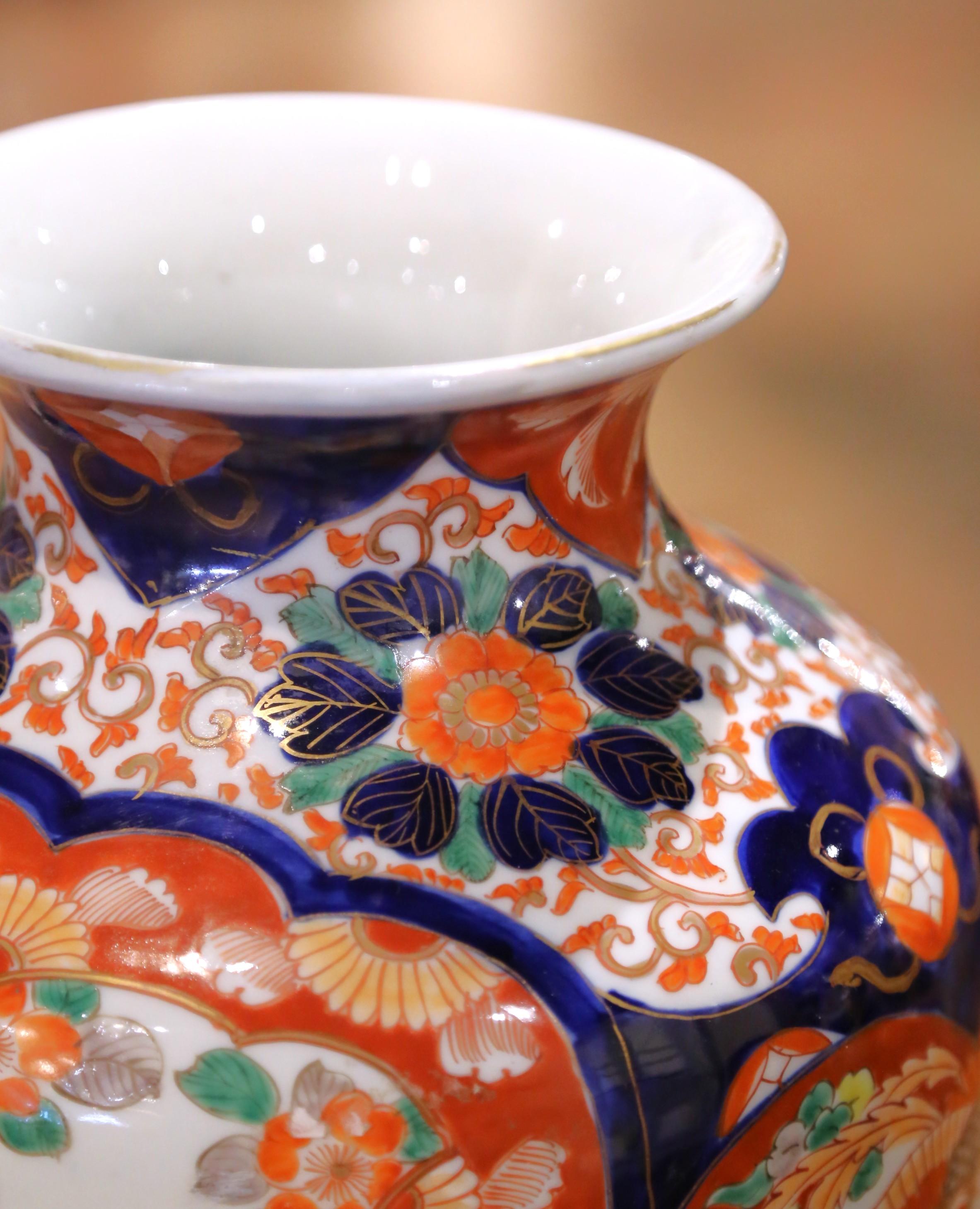 Giapponese Coppia di vasi in porcellana Imari Porcelain giapponese del periodo Meiji con uccelli canori e fiori in vendita