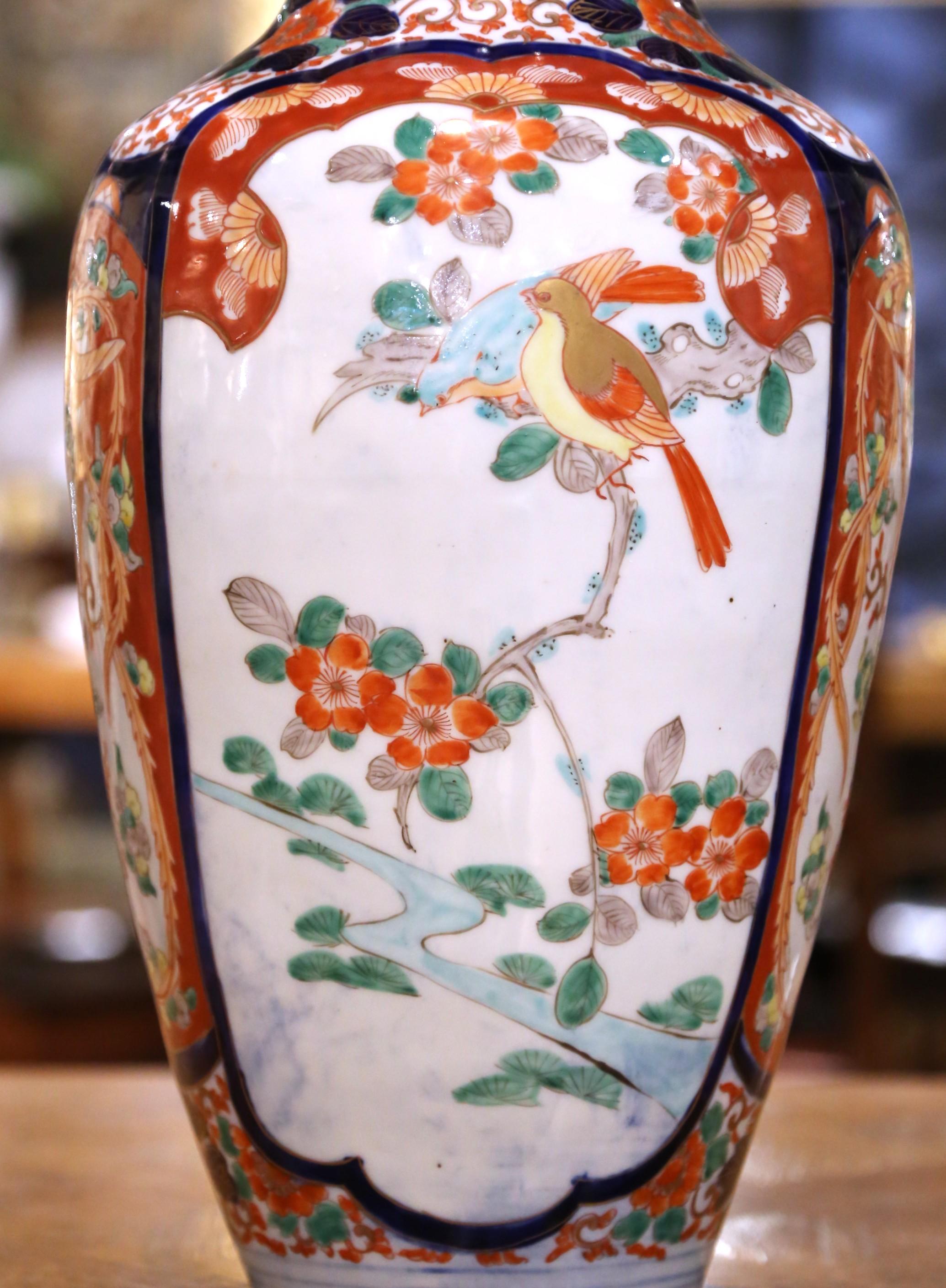 Dipinto a mano Coppia di vasi in porcellana Imari Porcelain giapponese del periodo Meiji con uccelli canori e fiori in vendita
