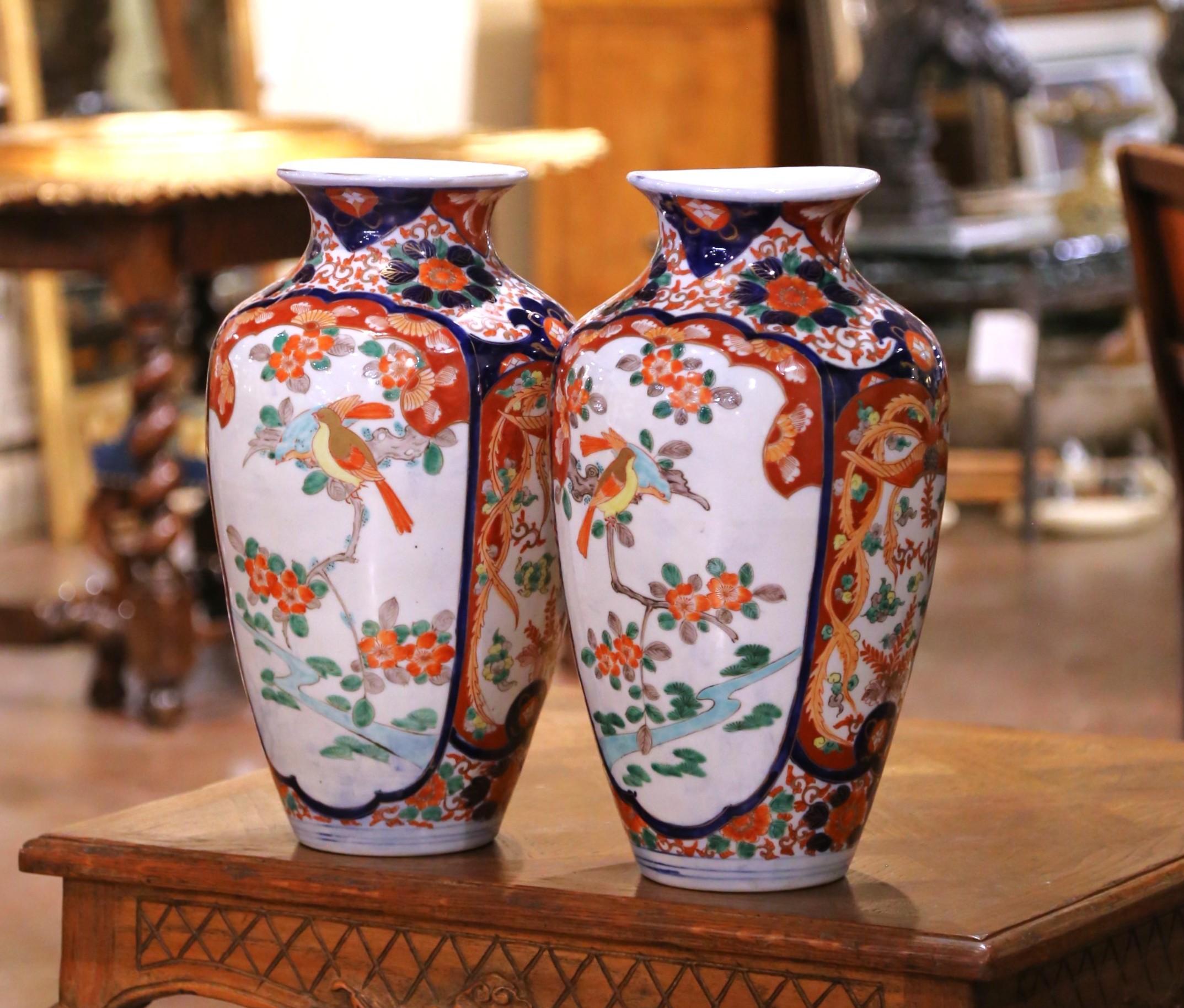 Coppia di vasi in porcellana Imari Porcelain giapponese del periodo Meiji con uccelli canori e fiori In condizioni ottime in vendita a Dallas, TX