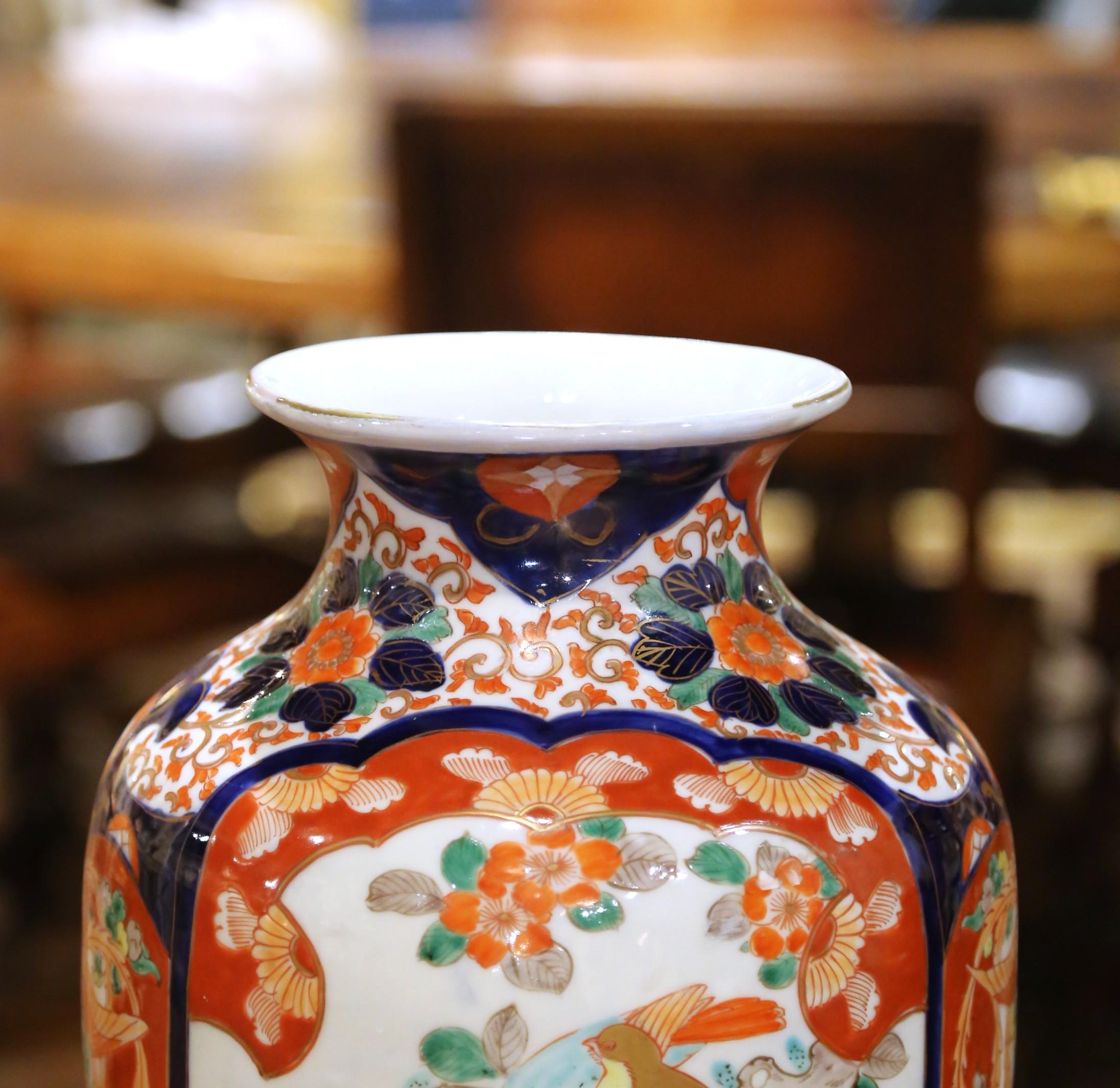 XIX secolo Coppia di vasi in porcellana Imari Porcelain giapponese del periodo Meiji con uccelli canori e fiori in vendita