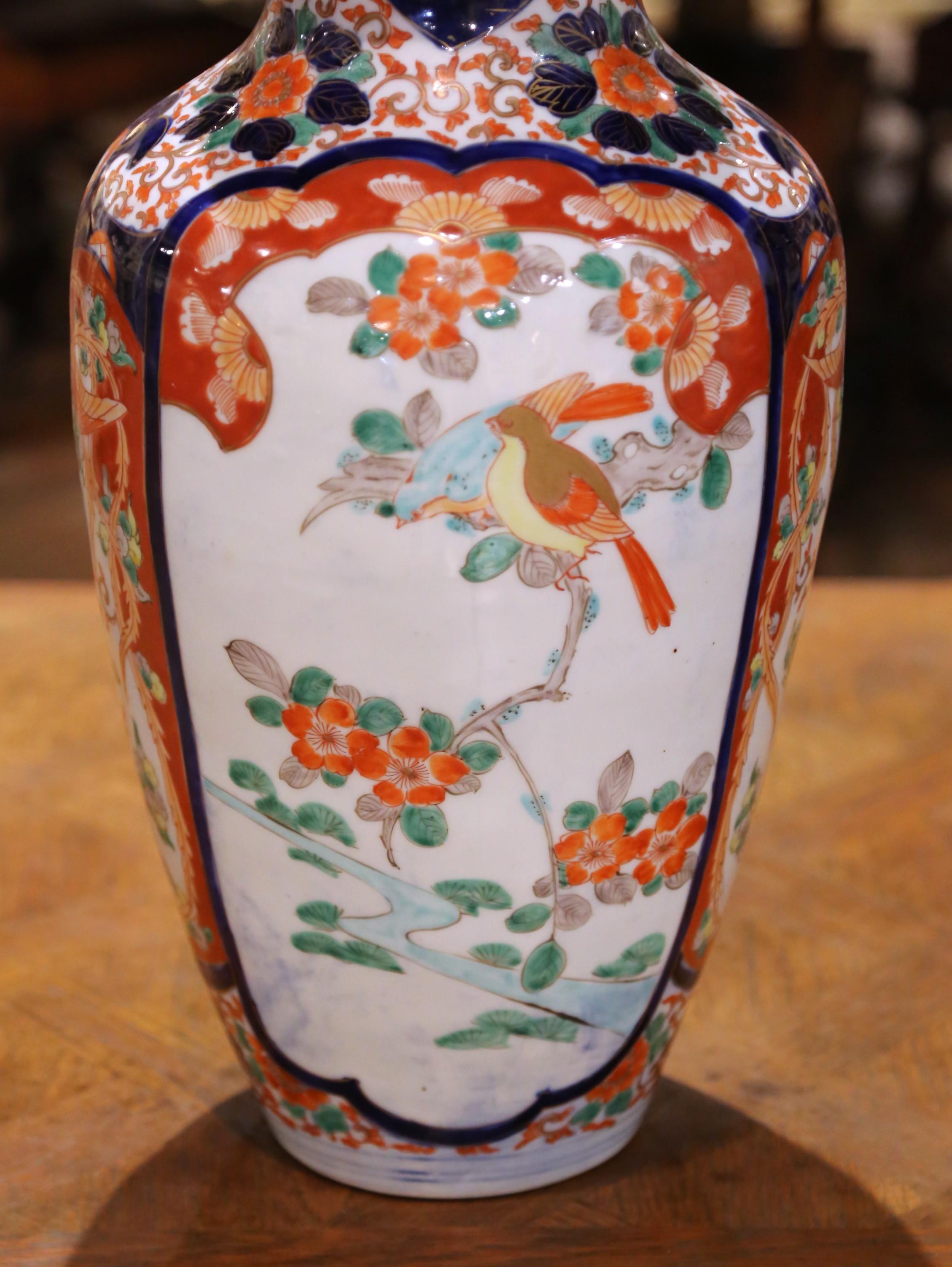 Porcellana Coppia di vasi in porcellana Imari Porcelain giapponese del periodo Meiji con uccelli canori e fiori in vendita