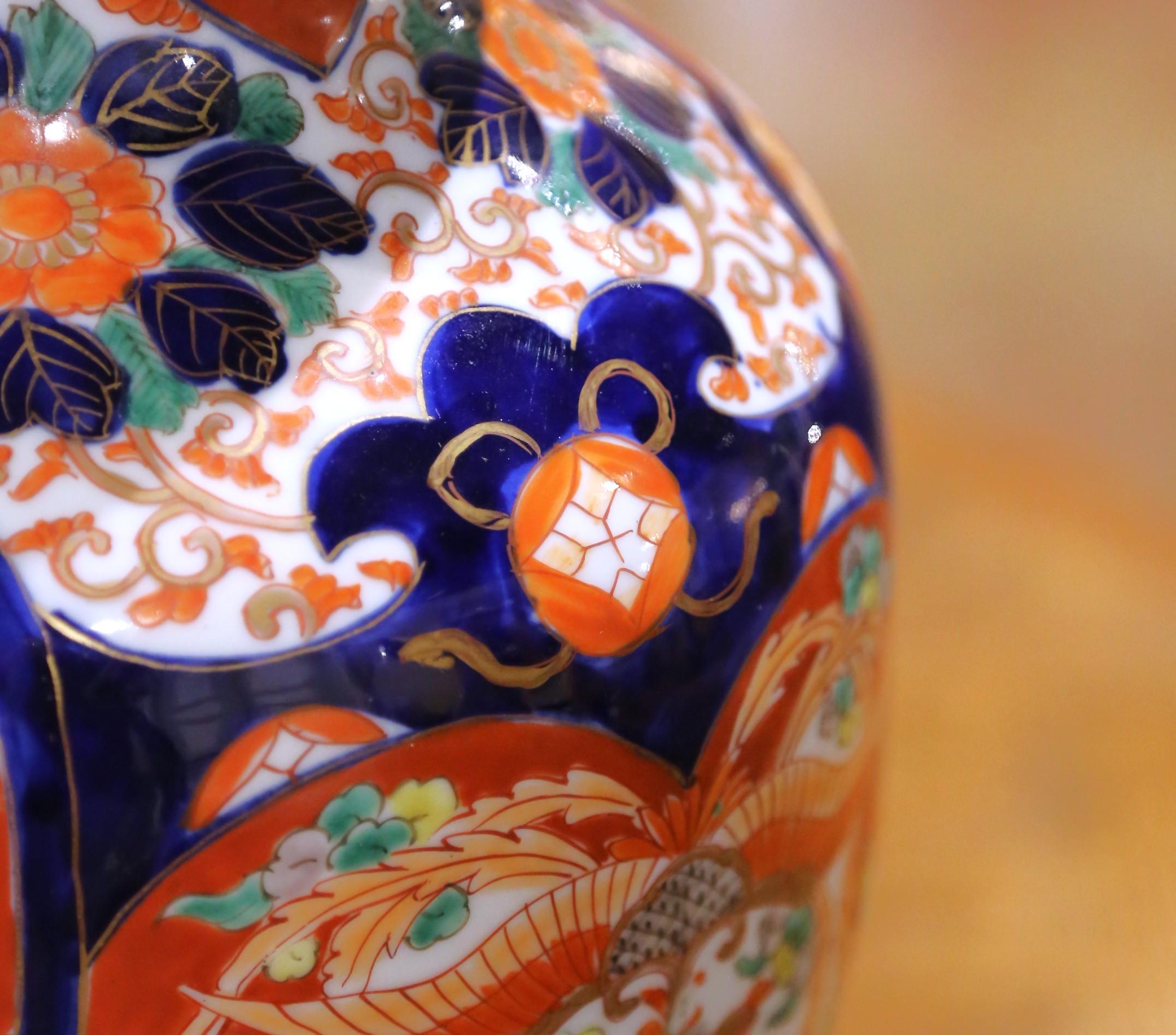 Coppia di vasi in porcellana Imari Porcelain giapponese del periodo Meiji con uccelli canori e fiori in vendita 1