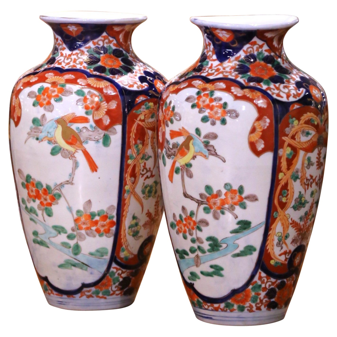 Coppia di vasi in porcellana Imari Porcelain giapponese del periodo Meiji con uccelli canori e fiori in vendita