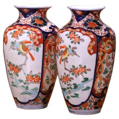 Coppia di vasi in porcellana Imari Porcelain giapponese del periodo Meiji con uccelli canori e fiori