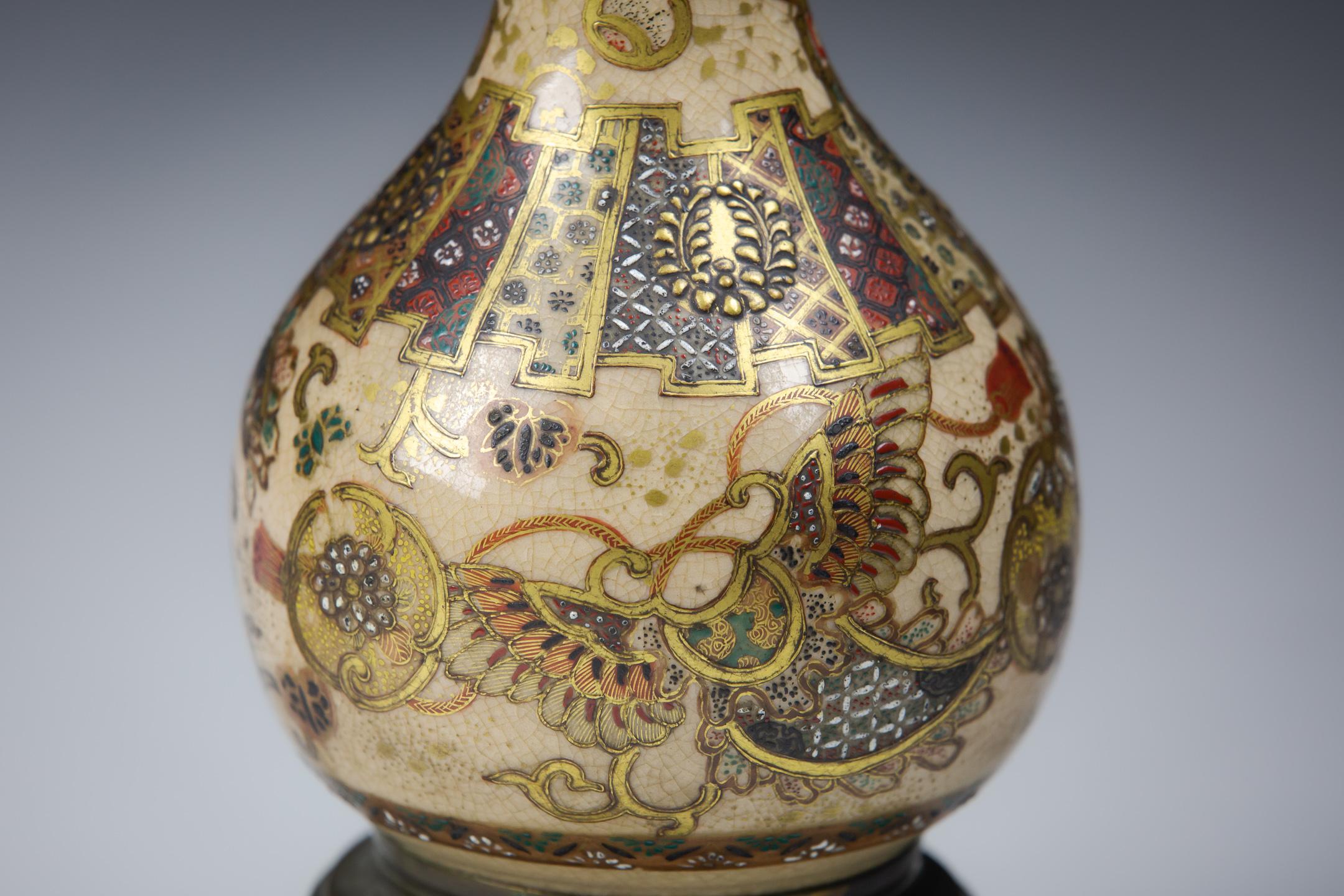Paire de vases bouteilles Satsuma de la période Meiji comme lampes en vente 8
