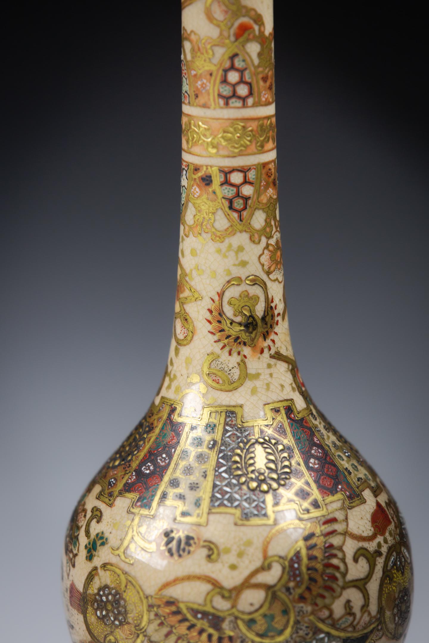 Paire de vases bouteilles Satsuma de la période Meiji comme lampes en vente 11