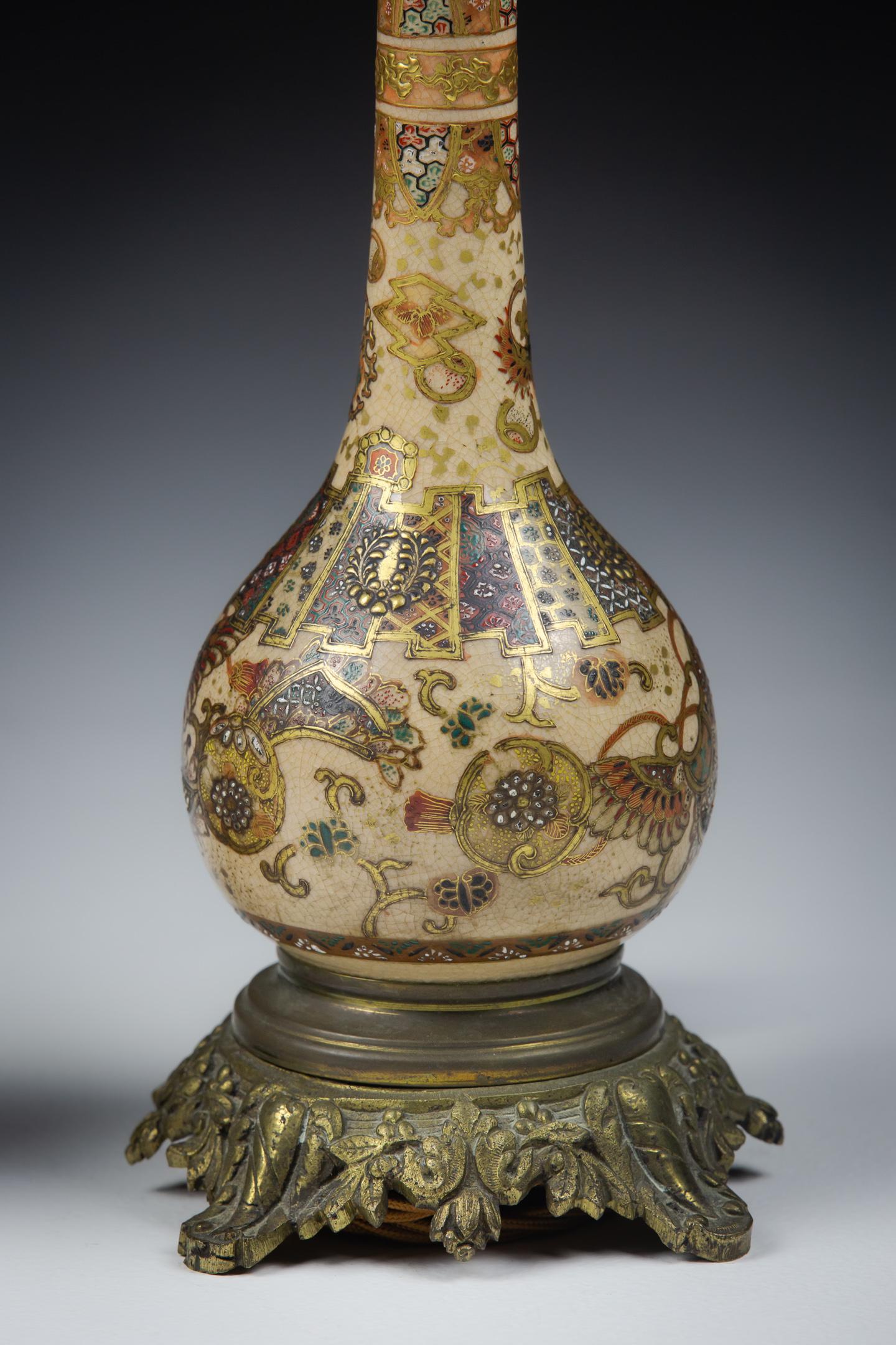 XIXe siècle Paire de vases bouteilles Satsuma de la période Meiji comme lampes en vente