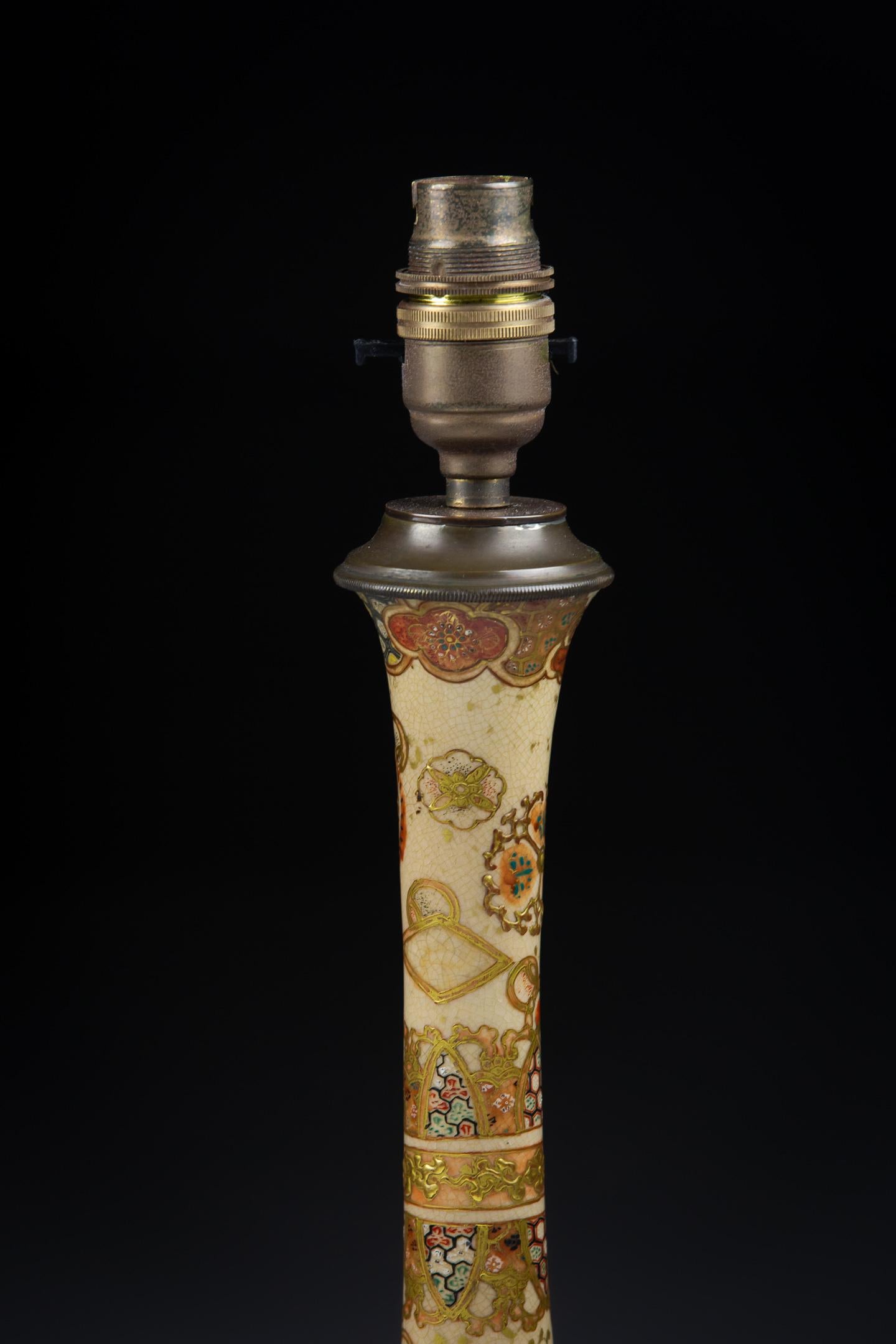 Porcelaine Paire de vases bouteilles Satsuma de la période Meiji comme lampes en vente