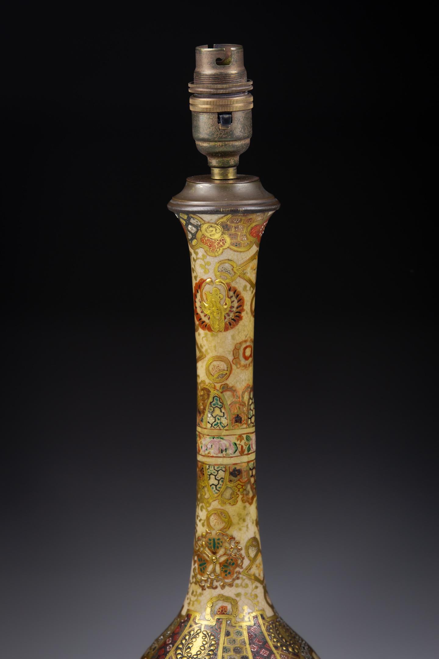 Paire de vases bouteilles Satsuma de la période Meiji comme lampes en vente 1