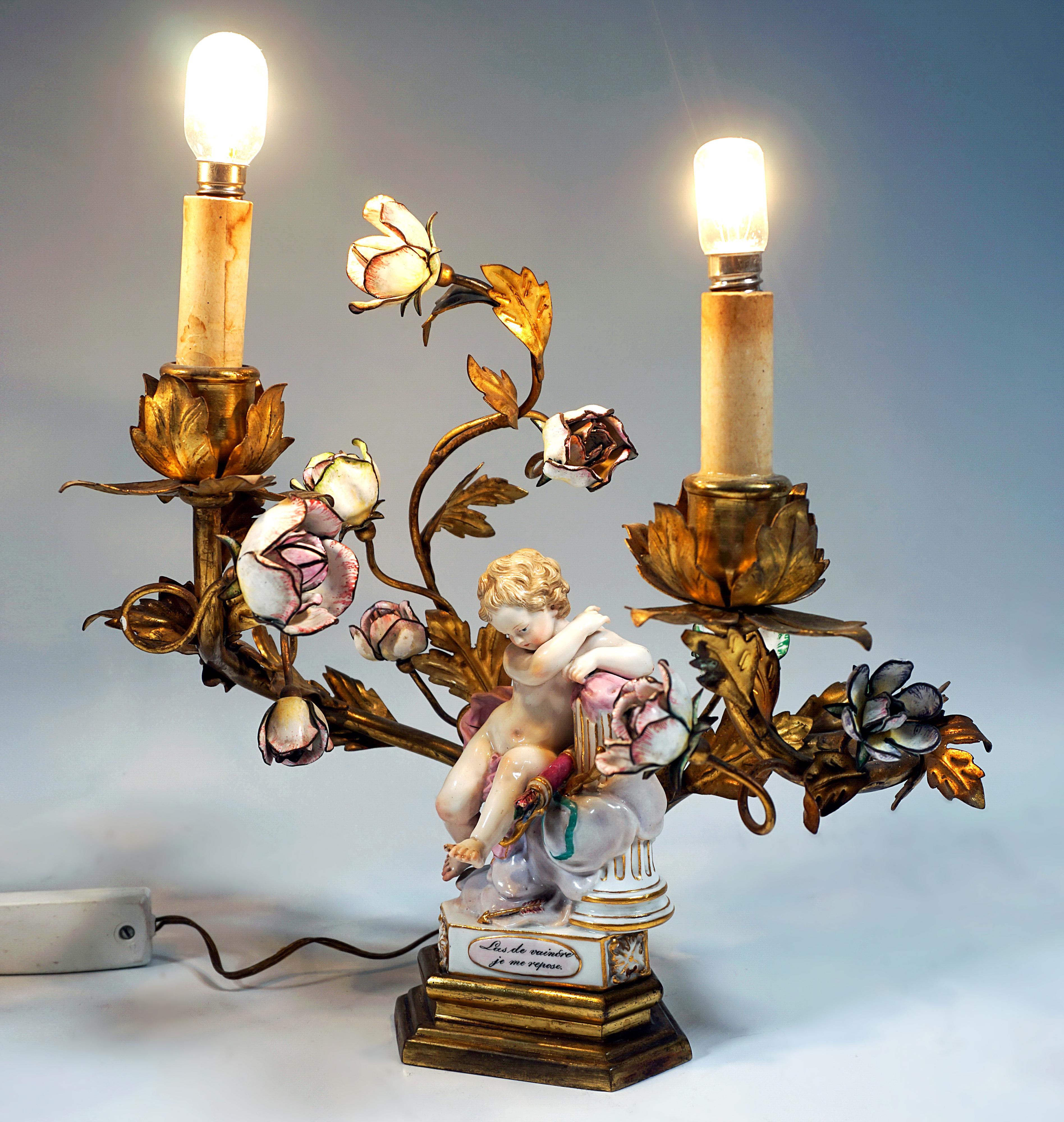 Rococò Coppia di lampade da tavolo in bronzo di Meissen con motto Children, di MV Acier, 1775-1814 in vendita