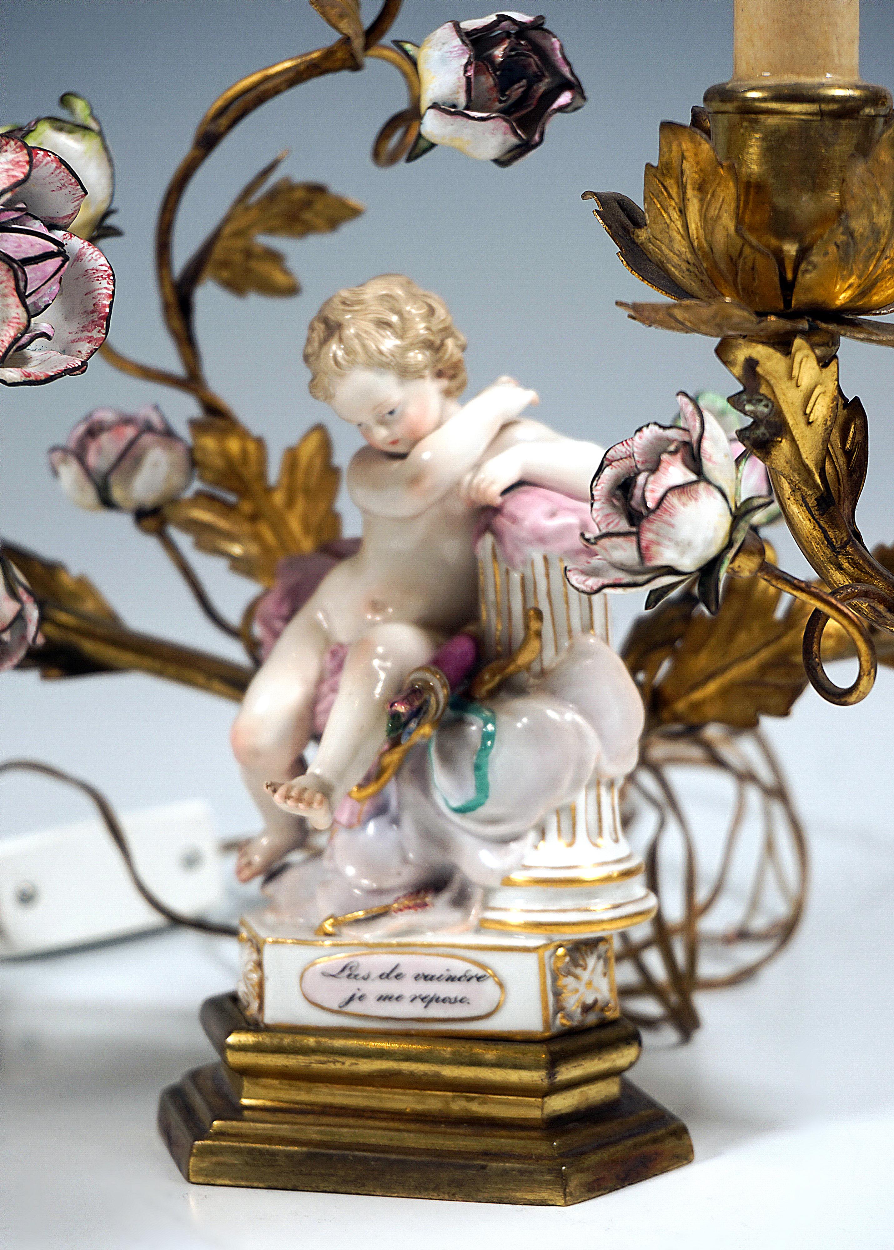 XVIII secolo Coppia di lampade da tavolo in bronzo di Meissen con motto Children, di MV Acier, 1775-1814 in vendita