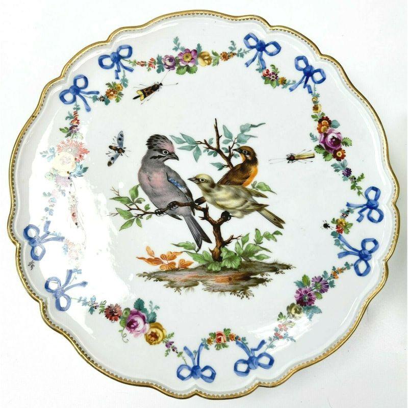 Peint à la main Paire de plateaux ou assiettes à gâteaux à pied en porcelaine ornithologique de Meissen Marcoloni en vente