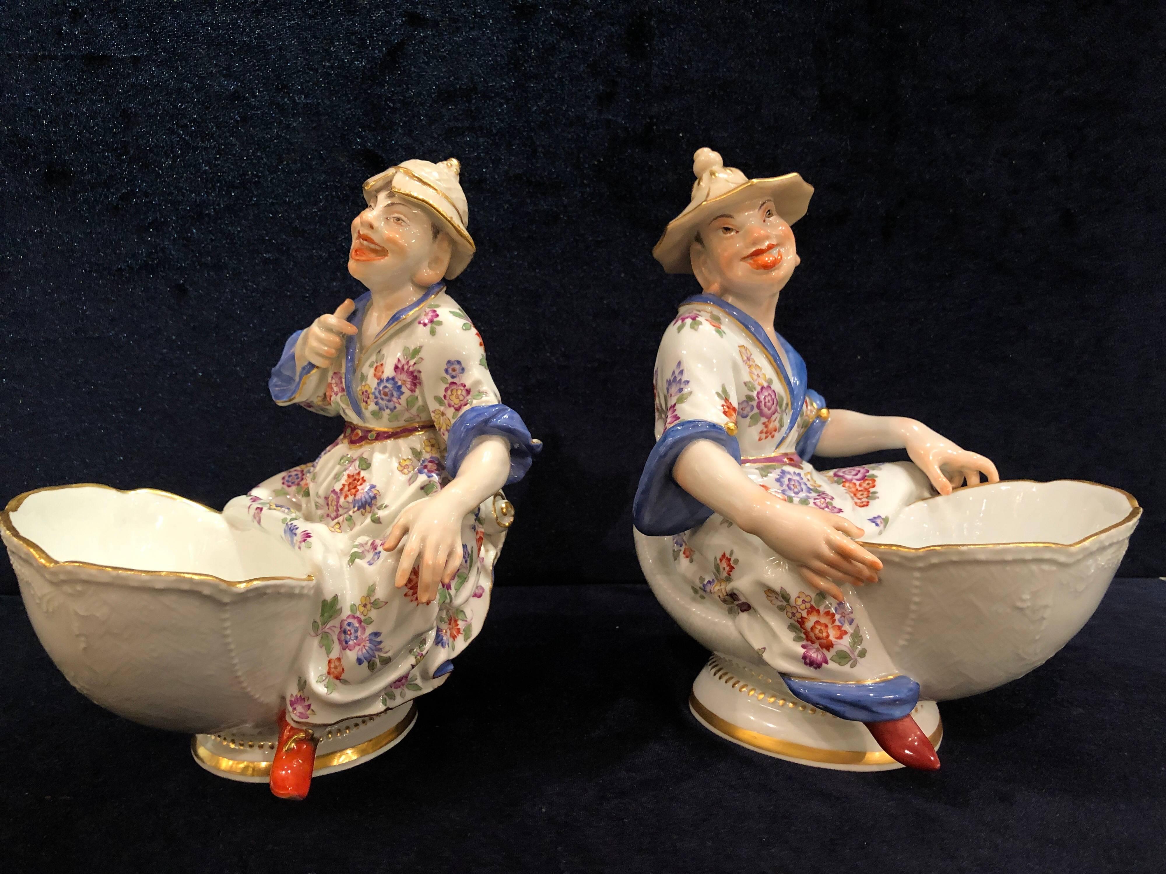 Paar figurale Sweetmeat-Teller aus Meissener Porzellan mit Chinoiserie-Muster, J.J. Kandler (Rokoko) im Angebot