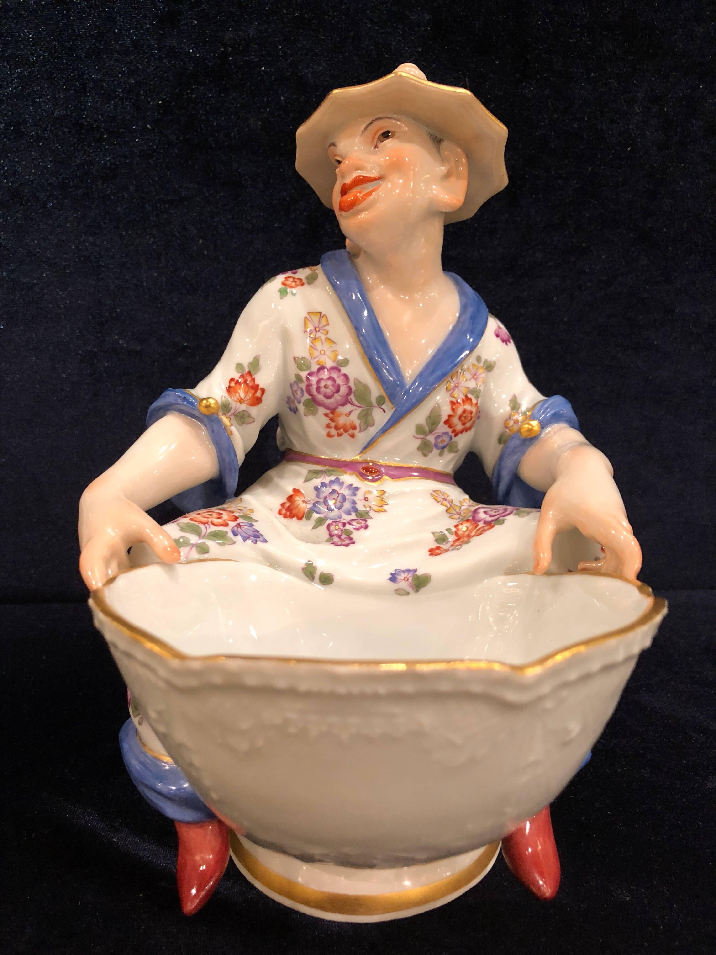 German Pair of Meissen Porcelain Chinoiserie Figural Sweetmeat Dishes, J.J. Kandler For Sale