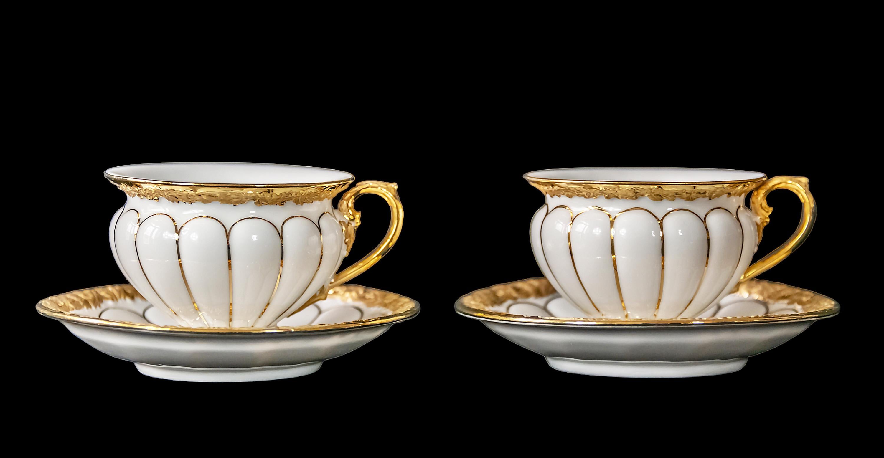 Paire de tasses à café en porcelaine de Meissen avec soucoupes richement décorées d'or.
Mesures :
Coupe : h 5 x 7,5 x 9 cm
Soucoupe : 12 cm

.