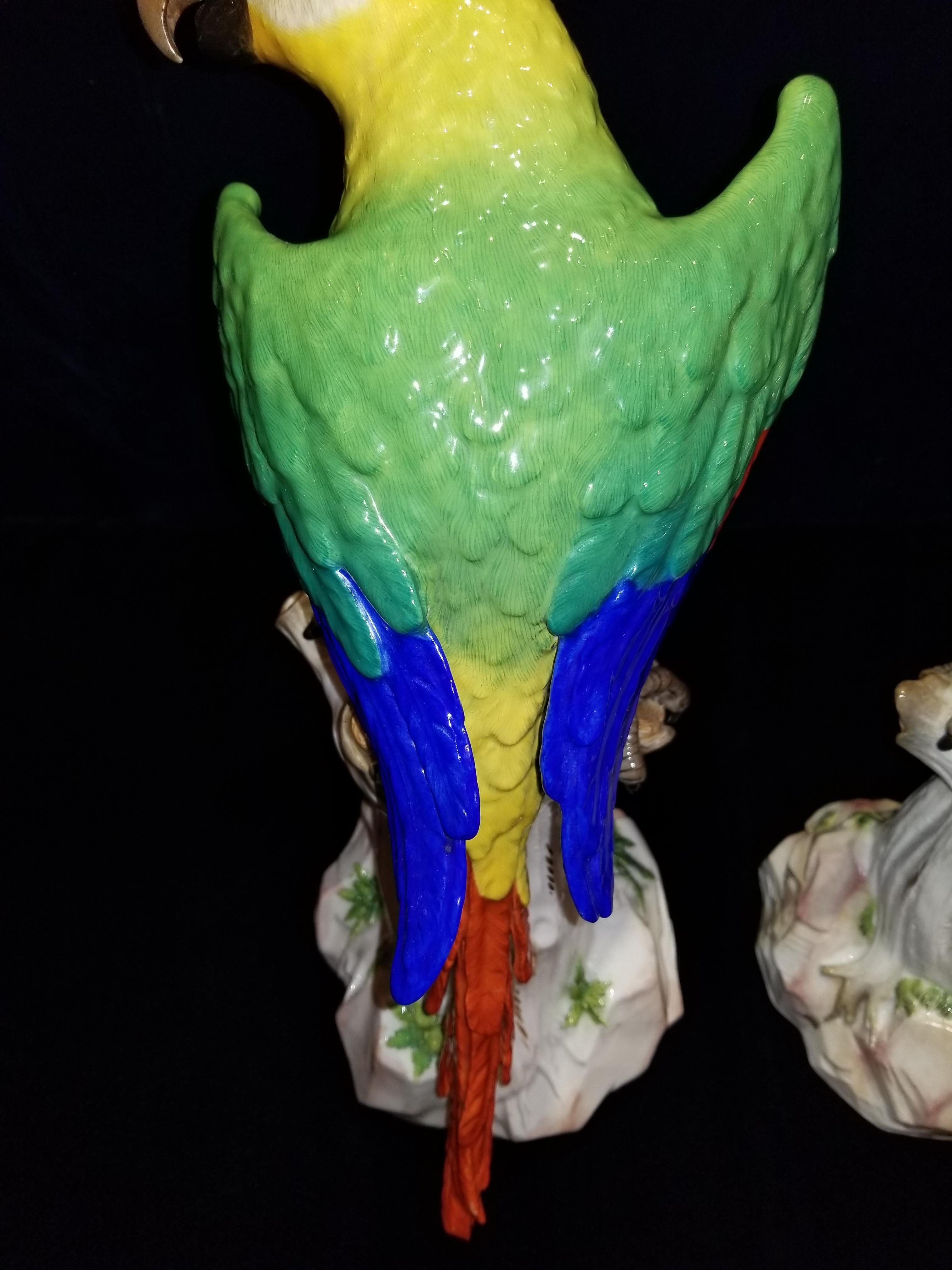 Pareja de figuras de porcelana de Meissen de loros sobre ramas con cerezas en venta 5