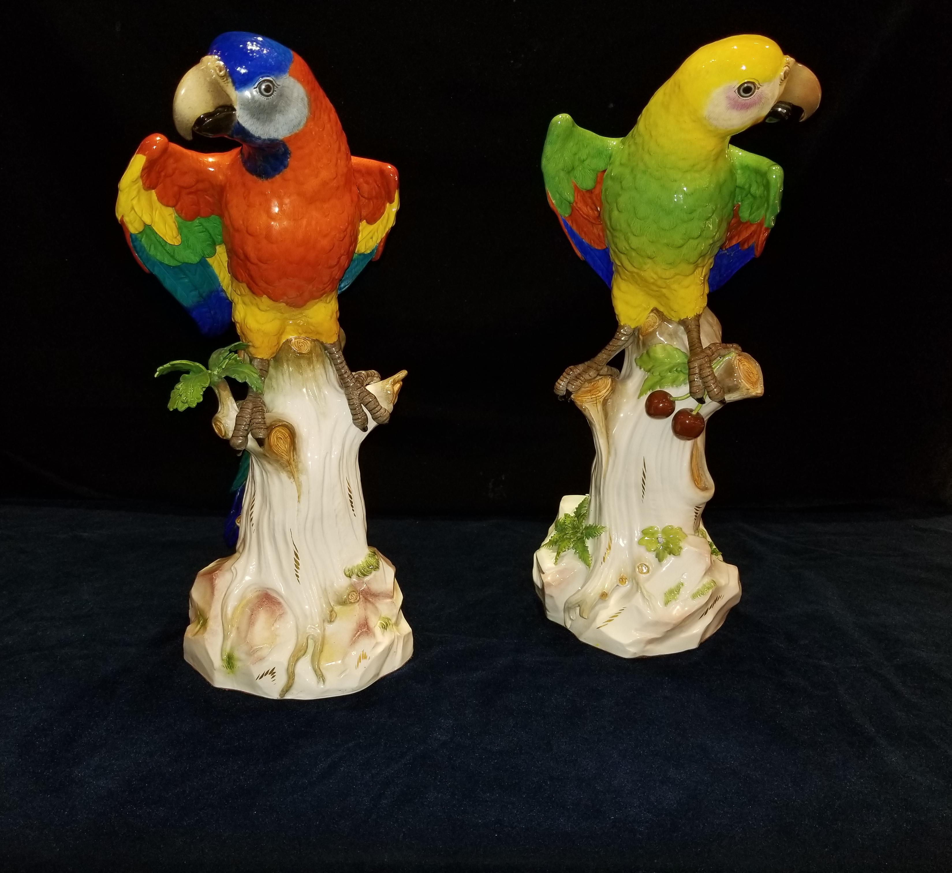 Rococo Paire de figurines en porcelaine de Meissen représentant des perroquets debout sur des branches avec des cerises en vente
