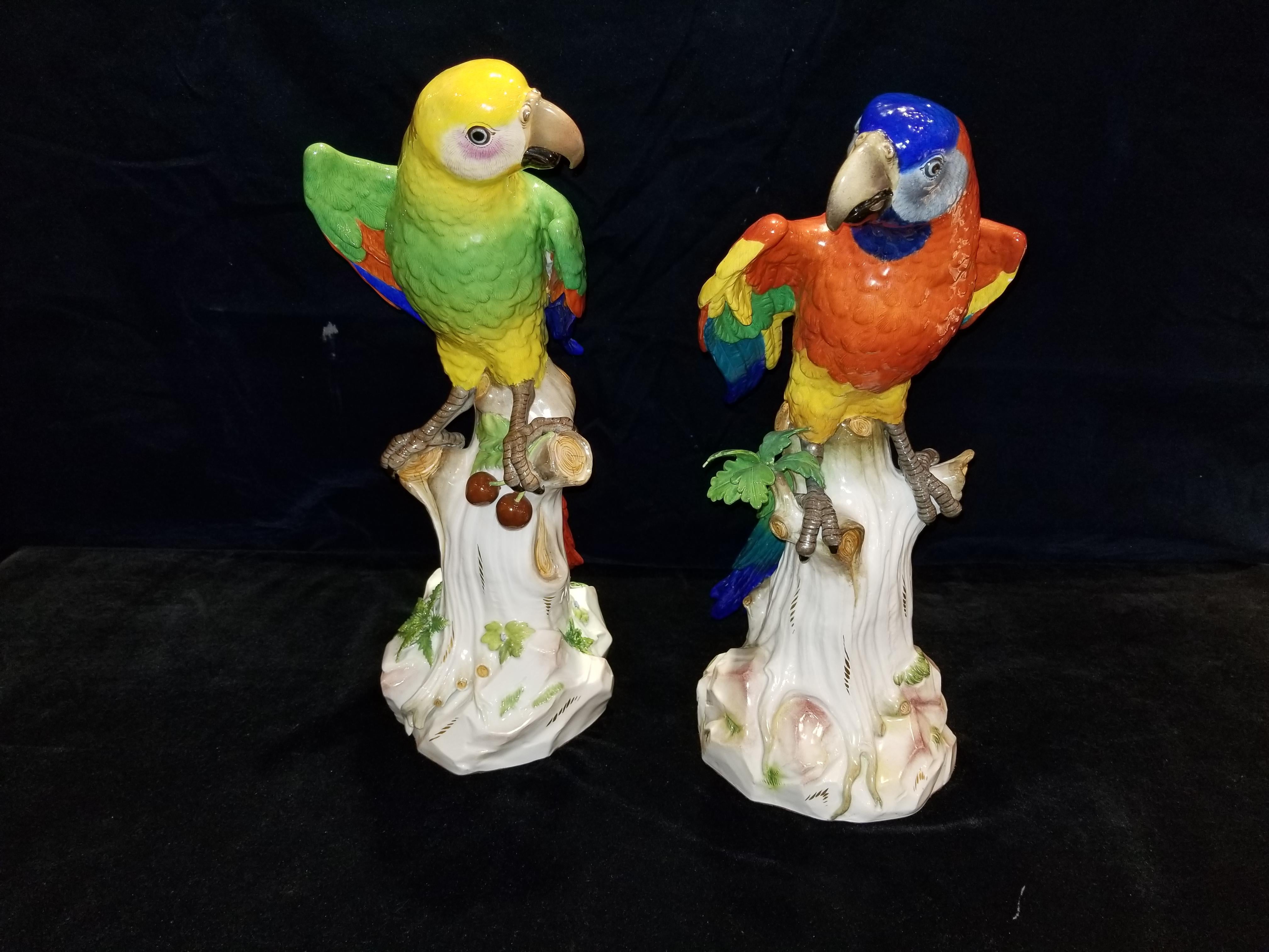 Allemand Paire de figurines en porcelaine de Meissen représentant des perroquets debout sur des branches avec des cerises en vente