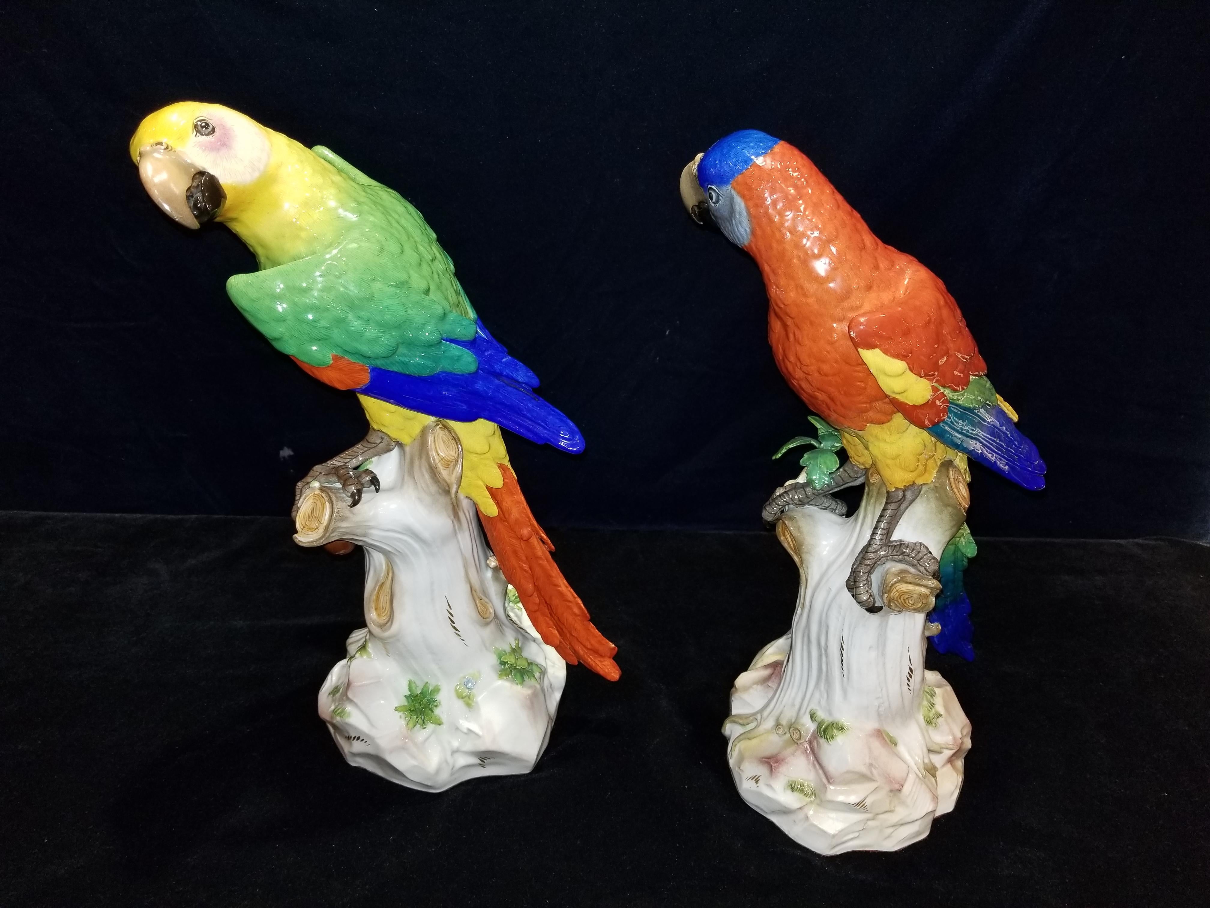 Peint à la main Paire de figurines en porcelaine de Meissen représentant des perroquets debout sur des branches avec des cerises en vente