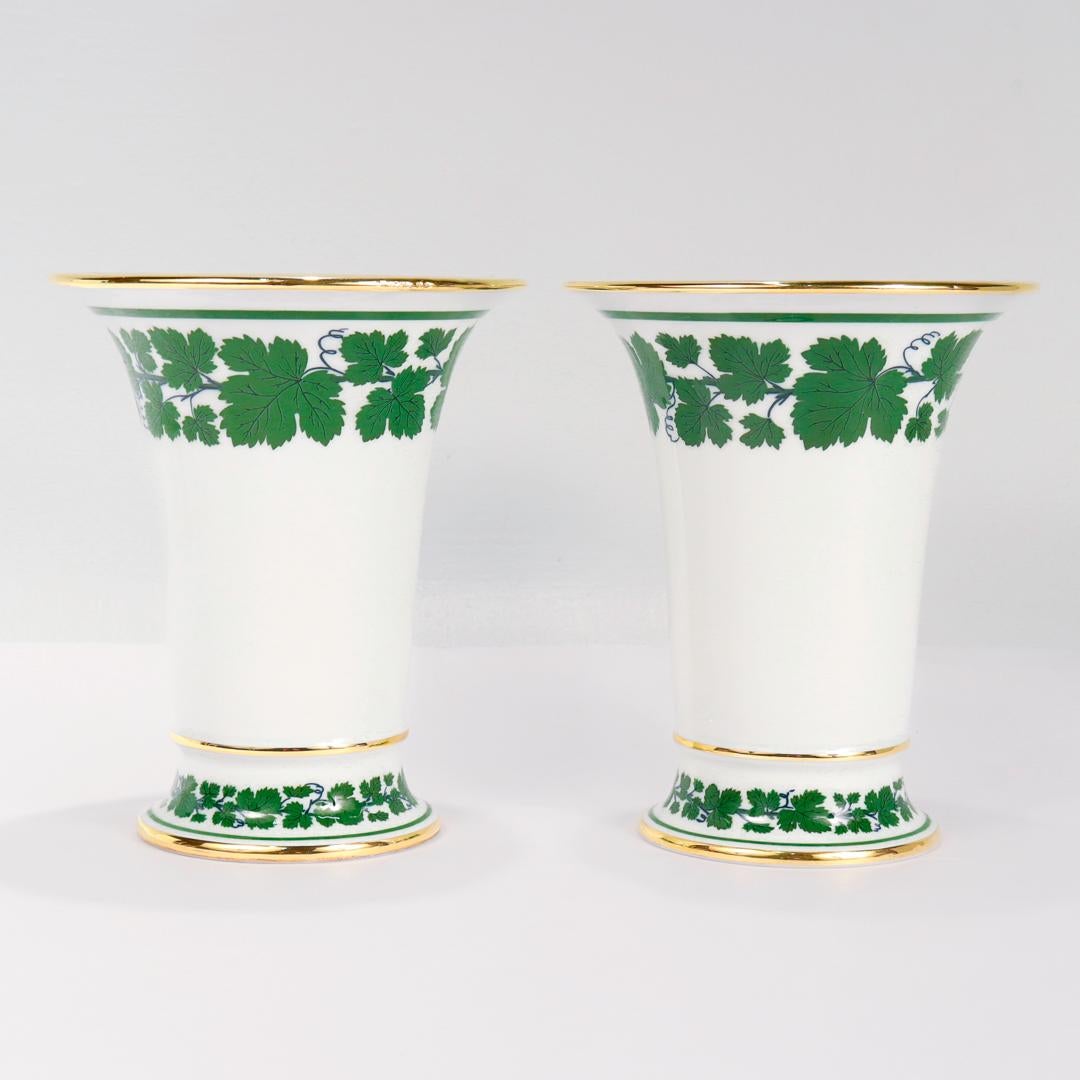 Ein Paar Meissen Porcelain Vasen mit Efeu oder Traubenblattmuster und Trompetenblumen (Porzellan) im Angebot