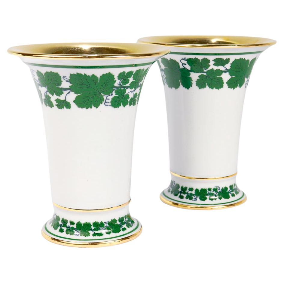 Ein Paar Meissen Porcelain Vasen mit Efeu oder Traubenblattmuster und Trompetenblumen im Angebot
