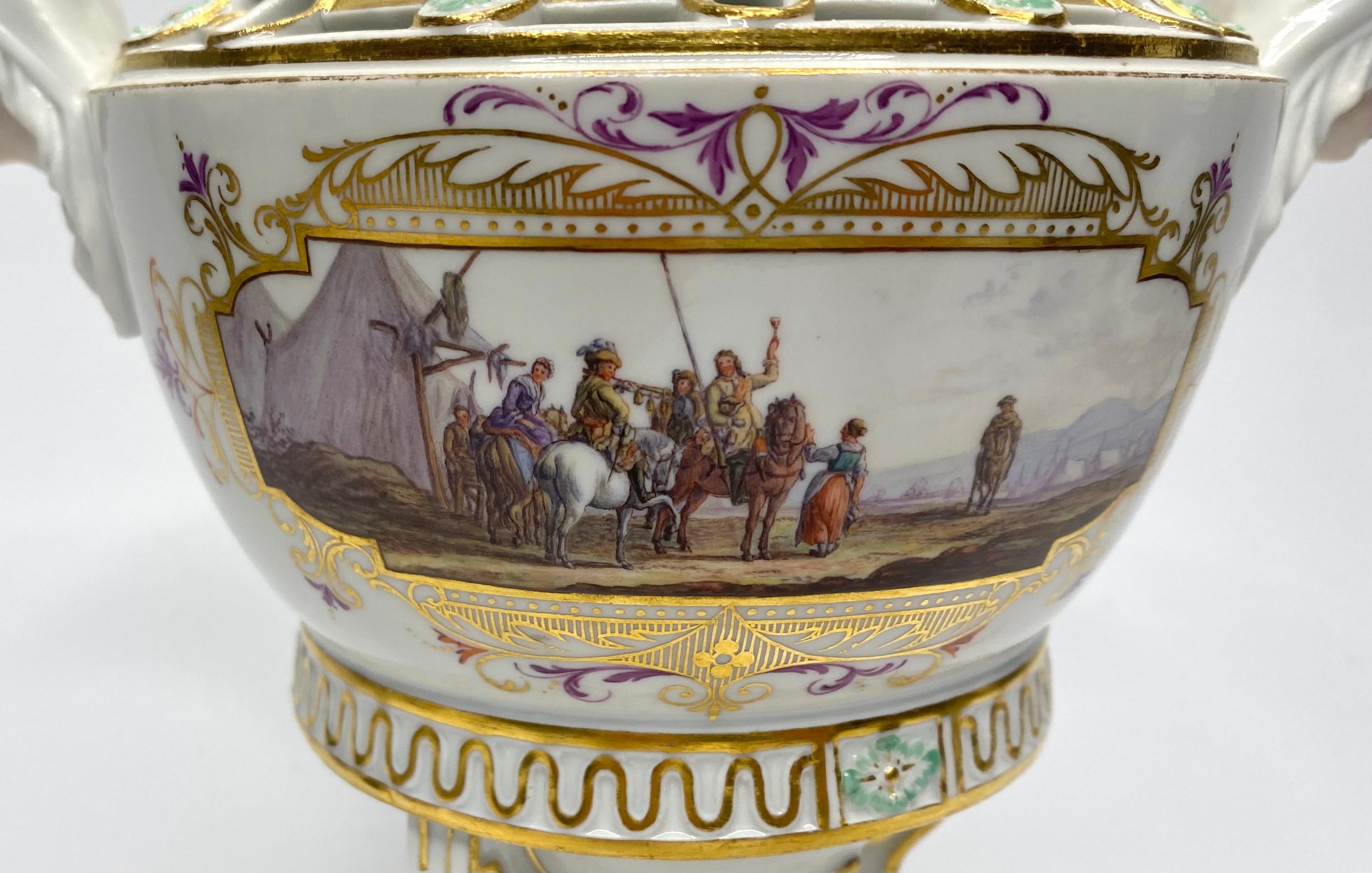 Paire de pots-pourris et de couvercles en porcelaine de Meissen, C.C. 1870. en vente 9