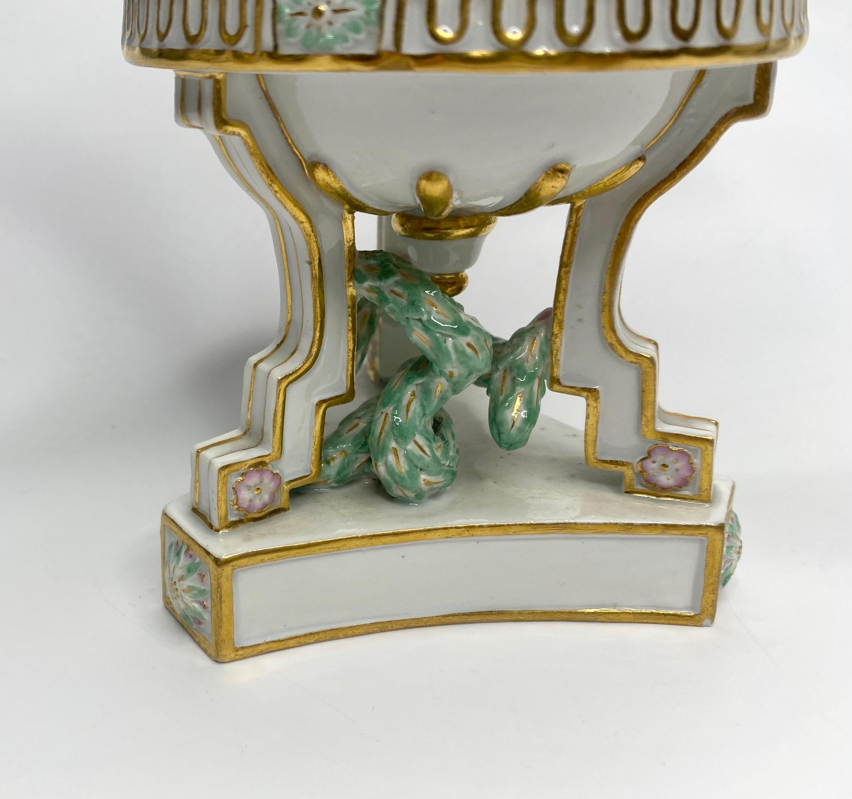 Fin du XIXe siècle Paire de pots-pourris et de couvercles en porcelaine de Meissen, C.C. 1870. en vente