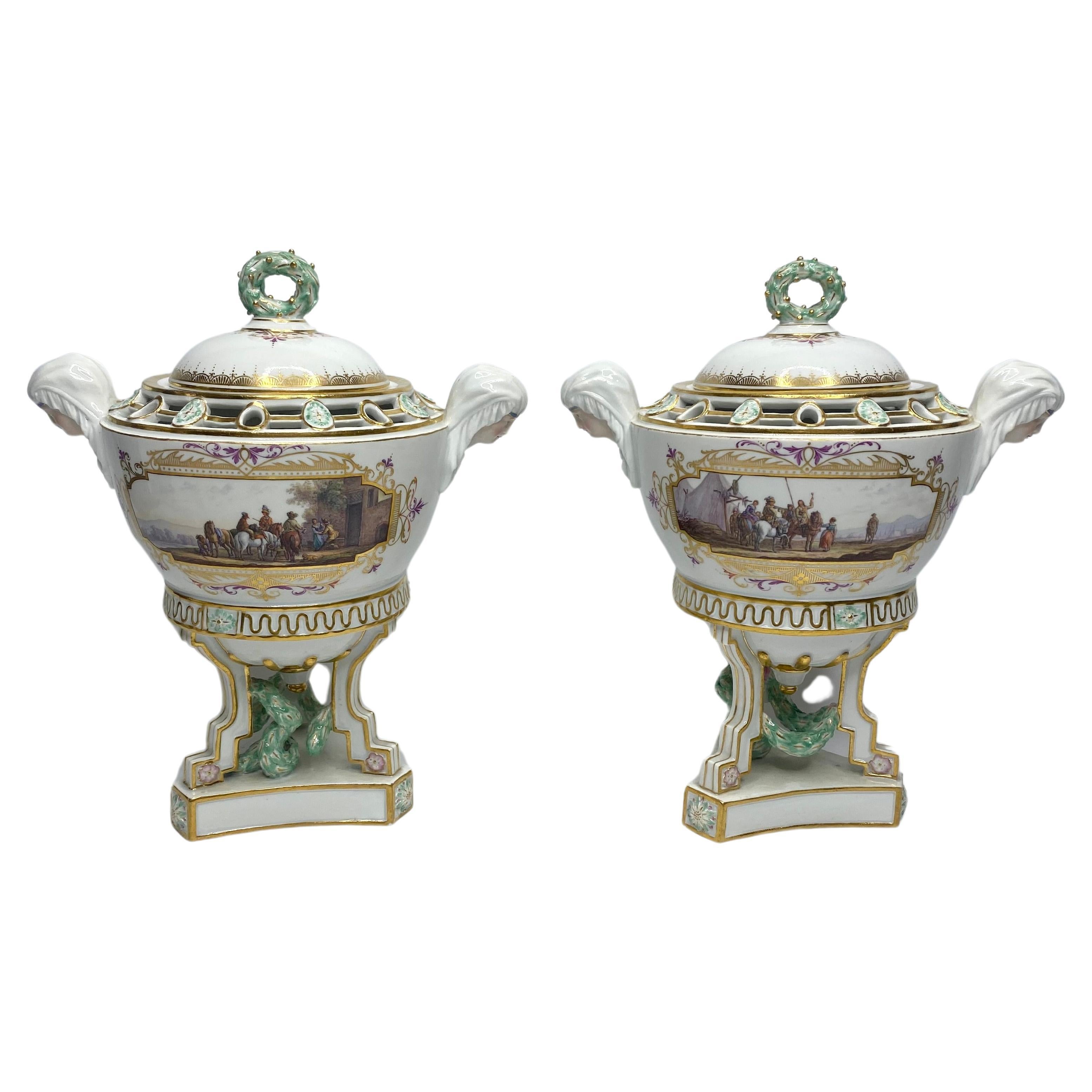Paire de pots-pourris et de couvercles en porcelaine de Meissen, C.C. 1870. en vente