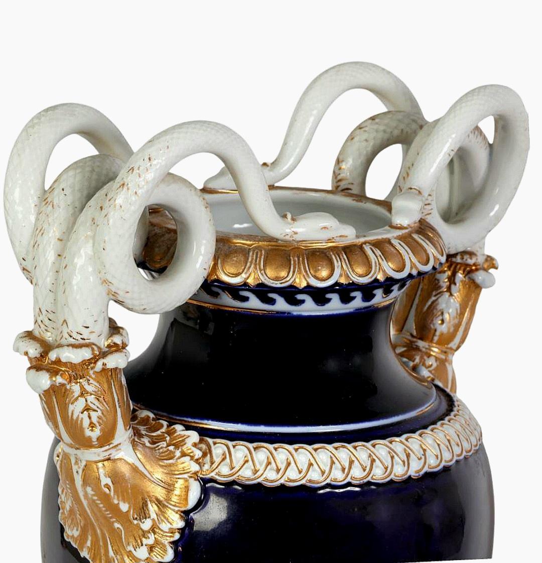 
Una grande e decorativa coppia di vasi in porcellana di Meissen, di forma antica romana a cratere, con manici a forma di serpenti intrecciati.
Altamente ornamentali, questi vasi rappresentano un'interessante combinazione tra la forma sobria e